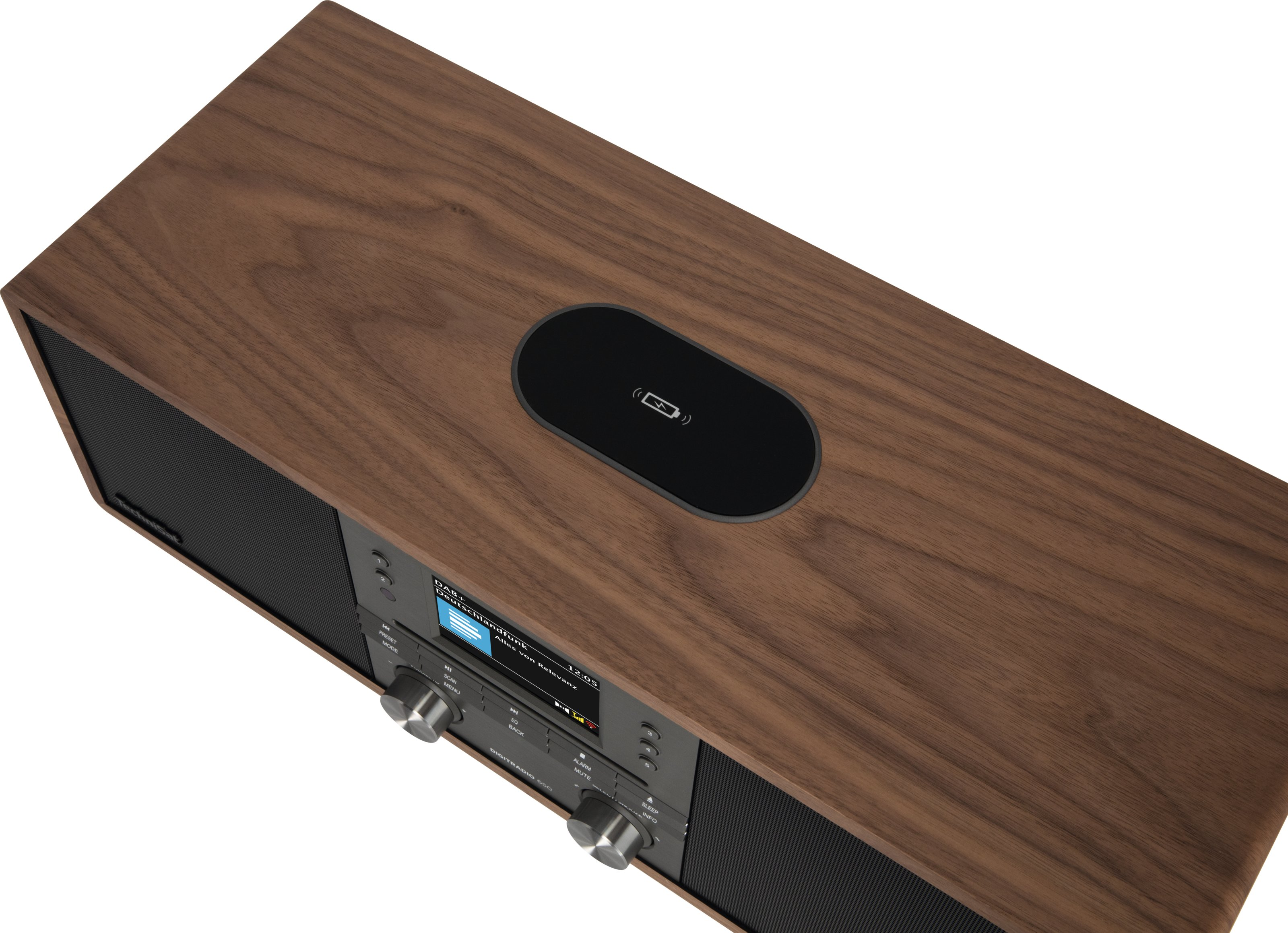 Drewniane radio z podkładką ładującą na górze.