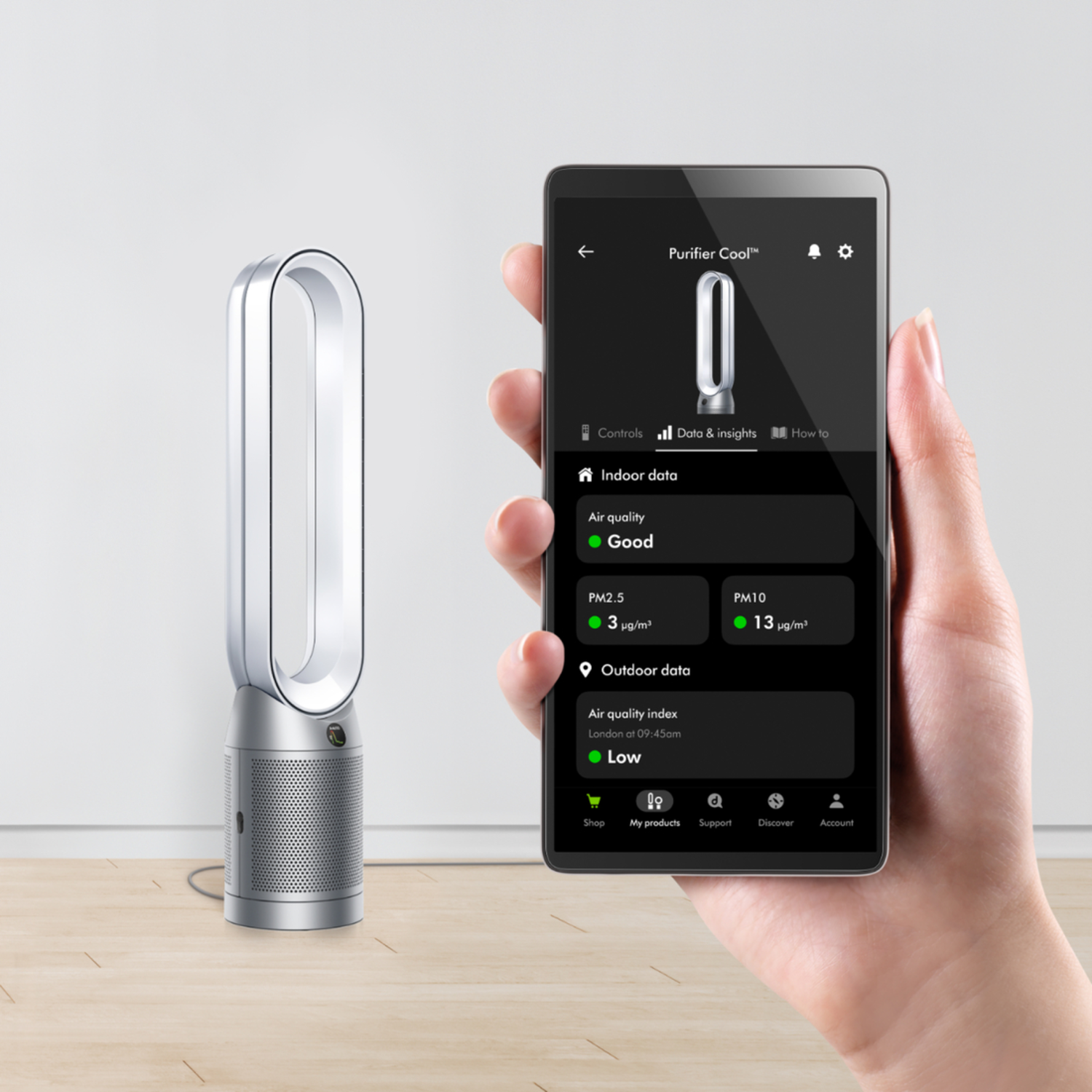 Een witte printer met gelabelde functies en een app-interface op een telefoon.
