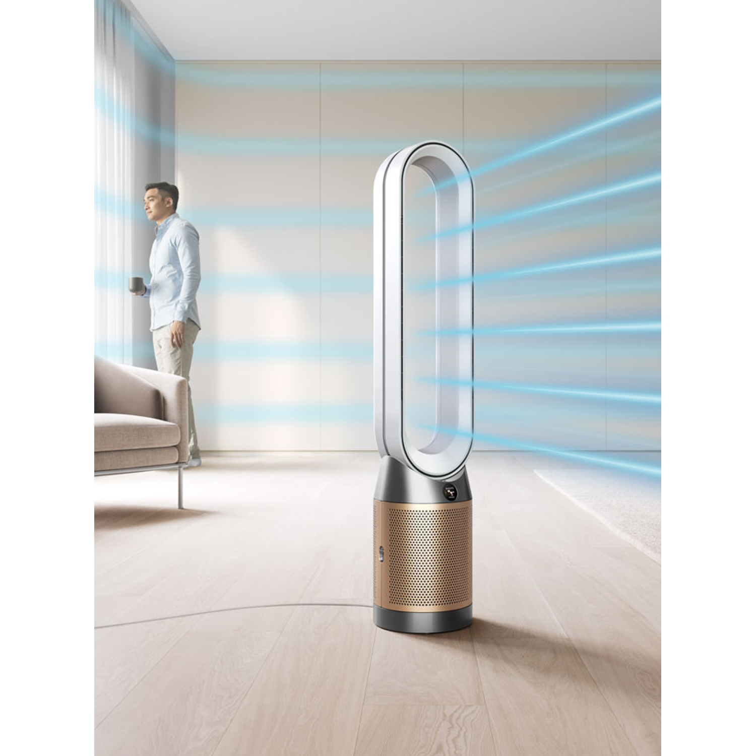 Een man staat bij een ventilator en kijkt uit het raam. De ventilator is lang en wit met goud. Er stroomt blauwe lucht uit.