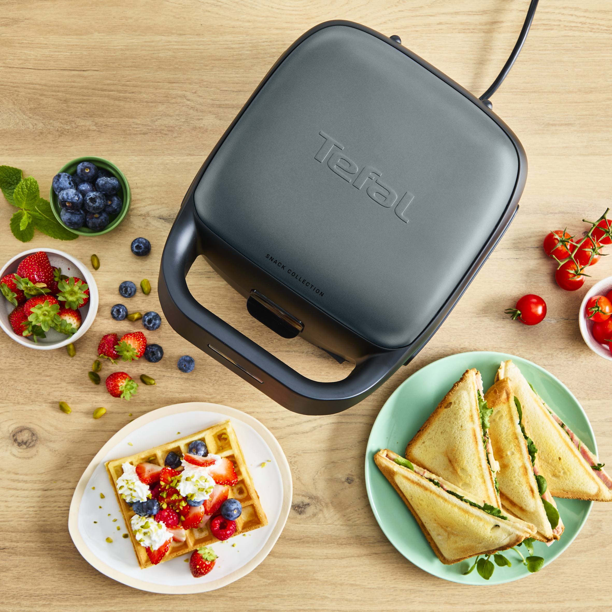 Egy Tefal snackkészítő többféle elkészített snackkel és hozzávalóval körülvéve.