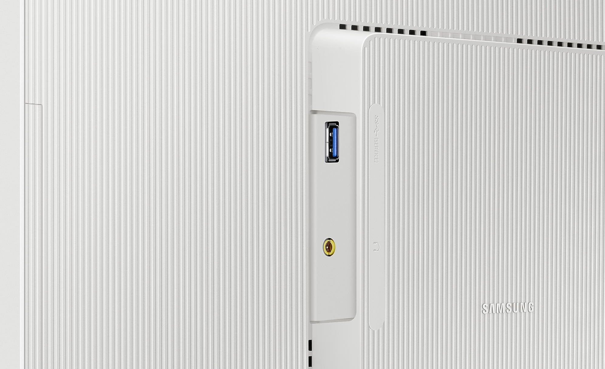 Biały panel z portami dla telewizora, w tym portem USB.