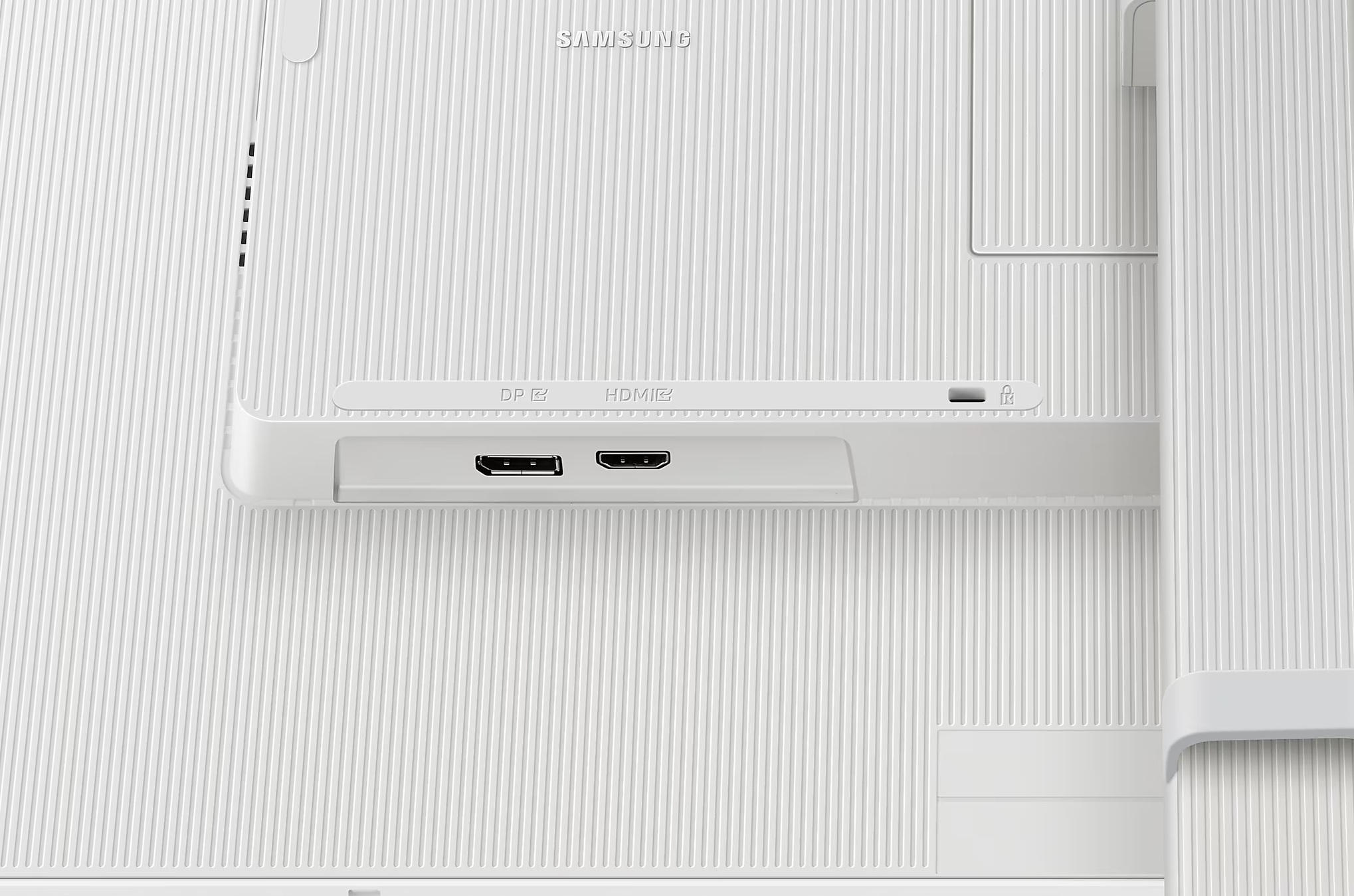 Zbliżenie tylnej części białego monitora, pokazujące porty DP, HDMI i gniazdo zabezpieczeń.