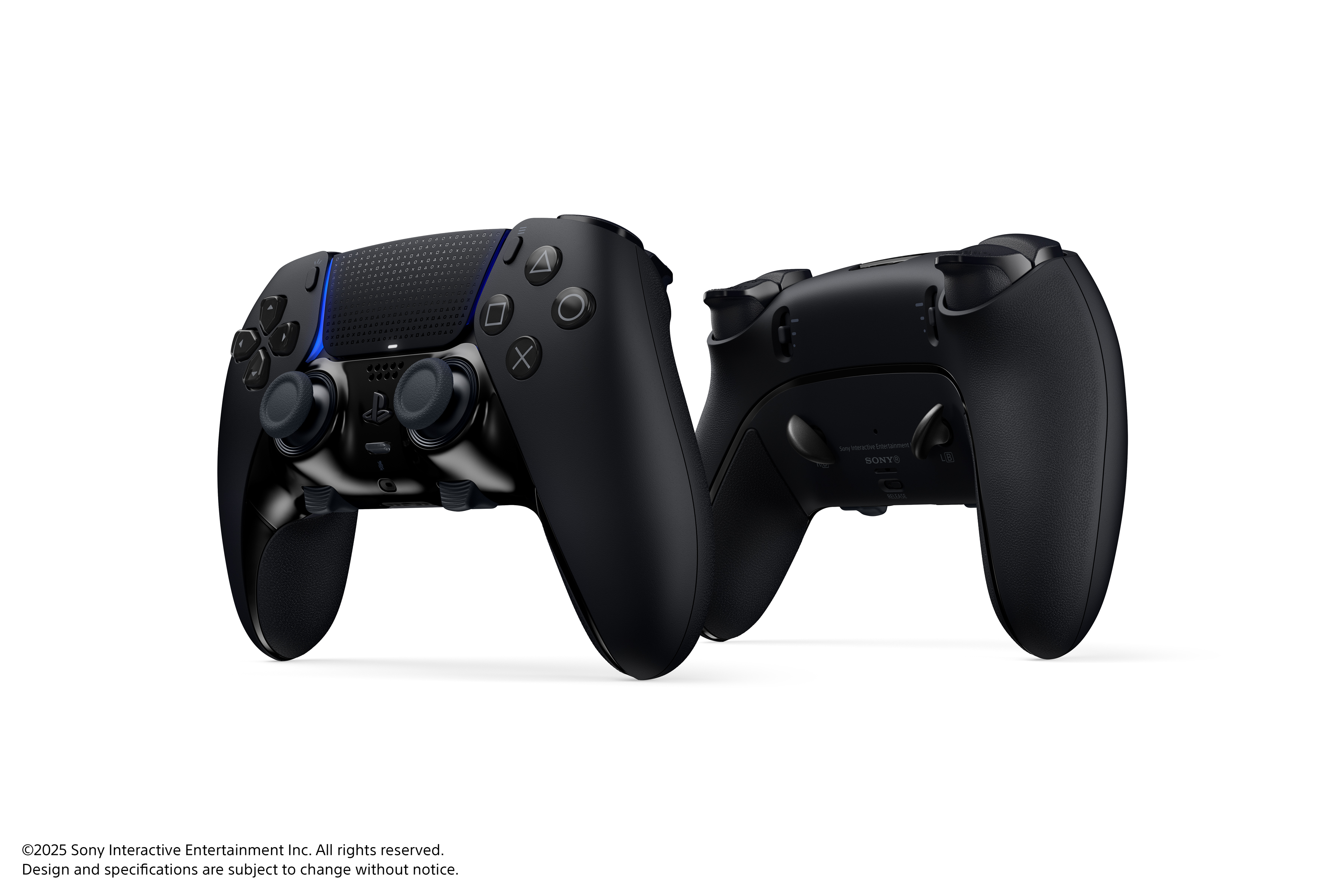 İki siyah PlayStation kontrolcüsü, biri ön, diğeri arka. Beyaz zemin.