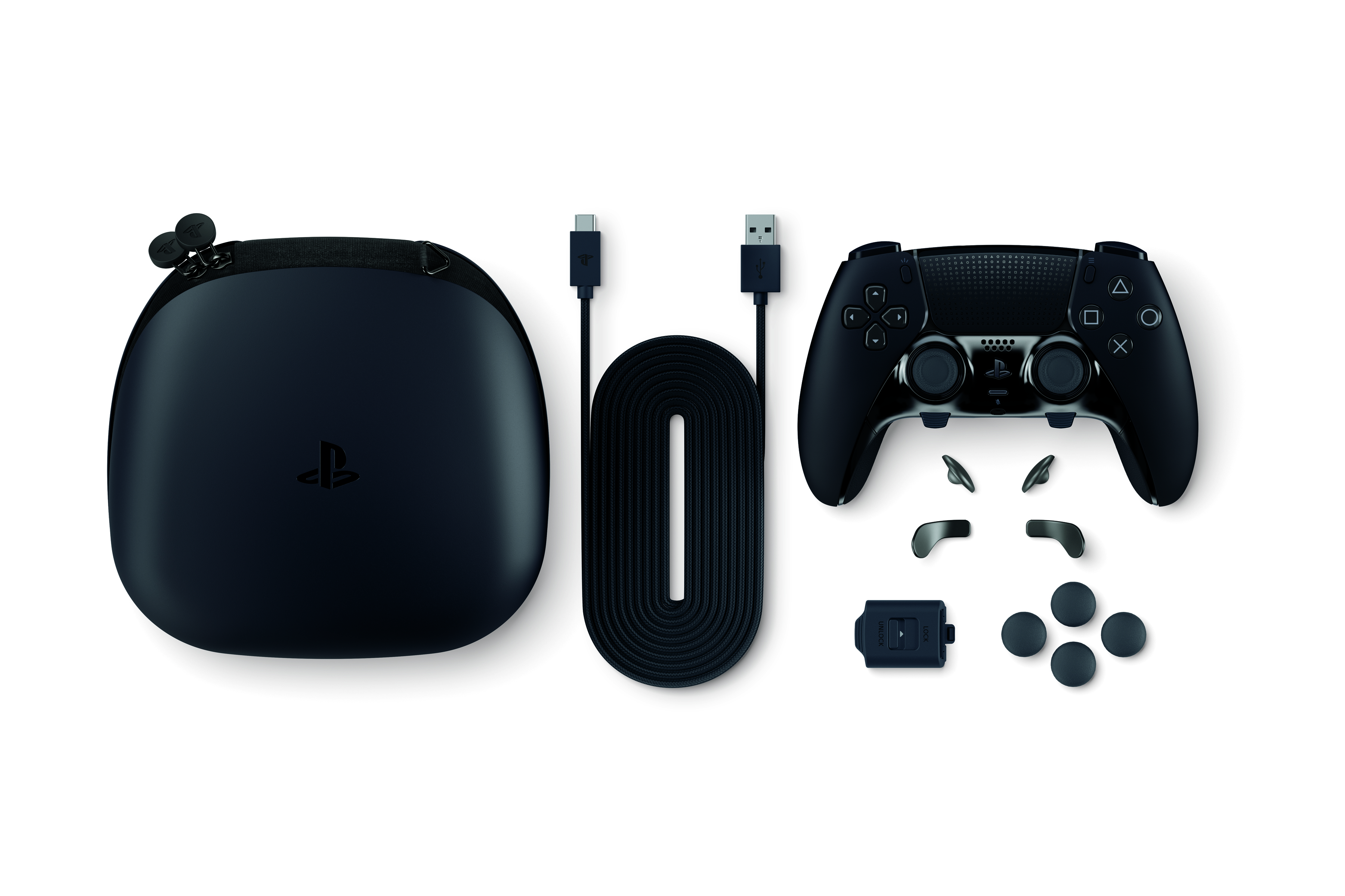 PlayStation kontrolcü seti: kontrolcü, kılıf, şarj kablosu ve aksesuarlar beyaz zemin üzerinde.