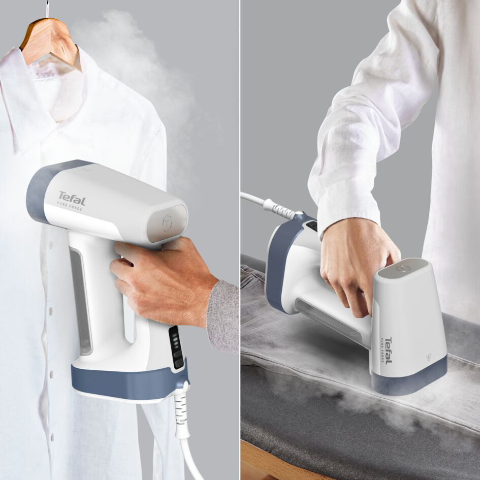 Két kép egy személyről, aki egy fehér és kék Tefal Pure Force gőzölőt használ egy fehér ingre és farmerra.