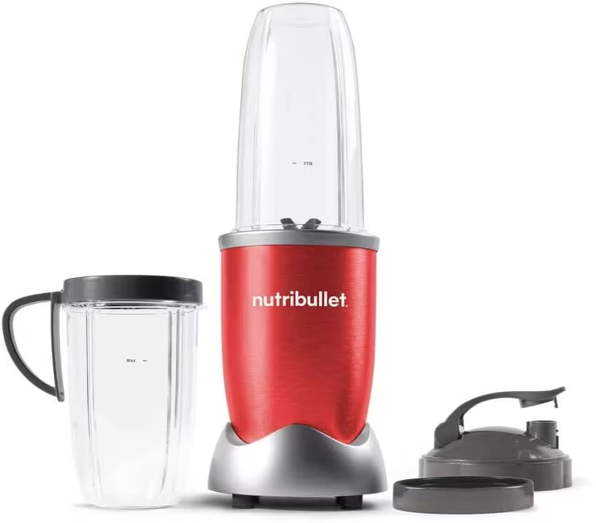 Roter Nutribullet-Mixer mit Becher und Deckel. Weißer Hintergrund.