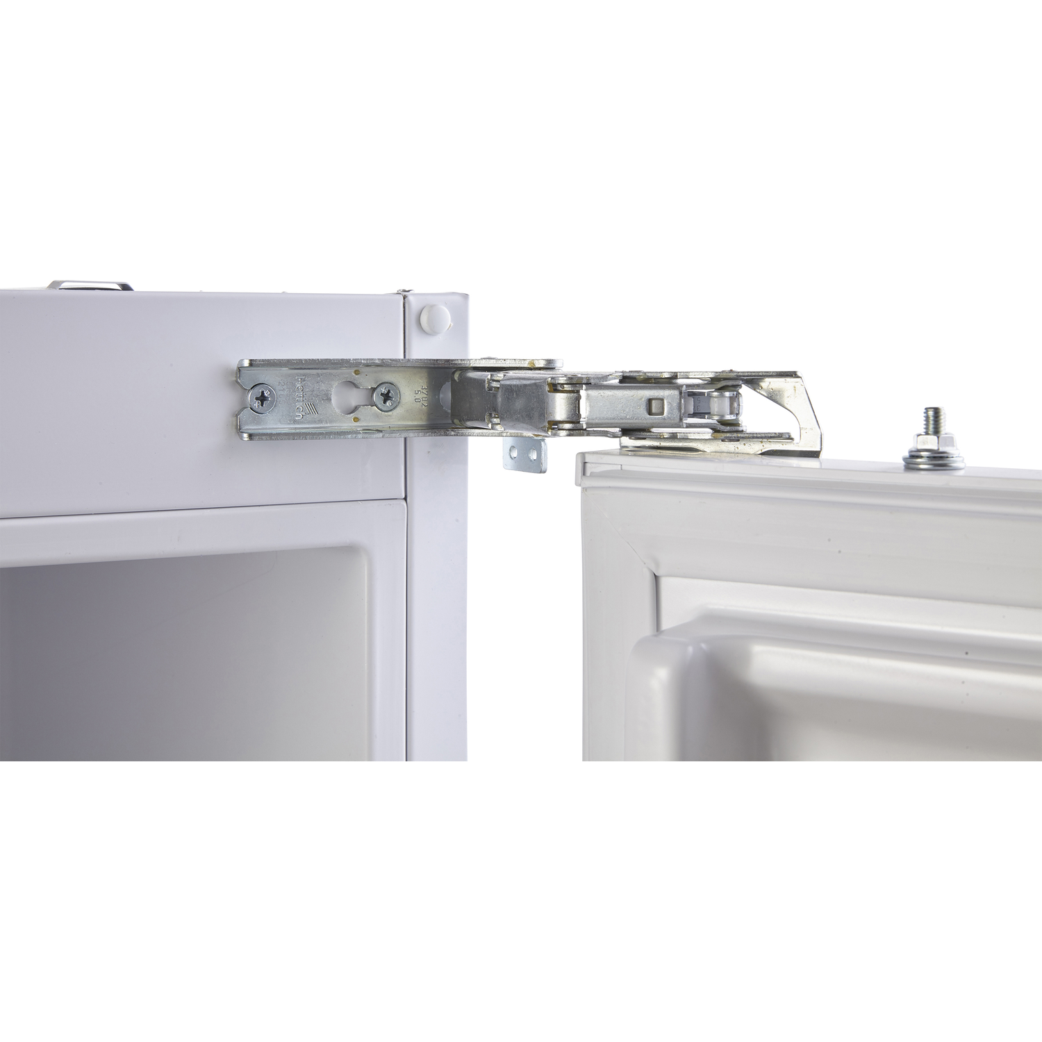 Witte koelkastdeur open, interieur zichtbaar. Metalen scharnier en wit frame.