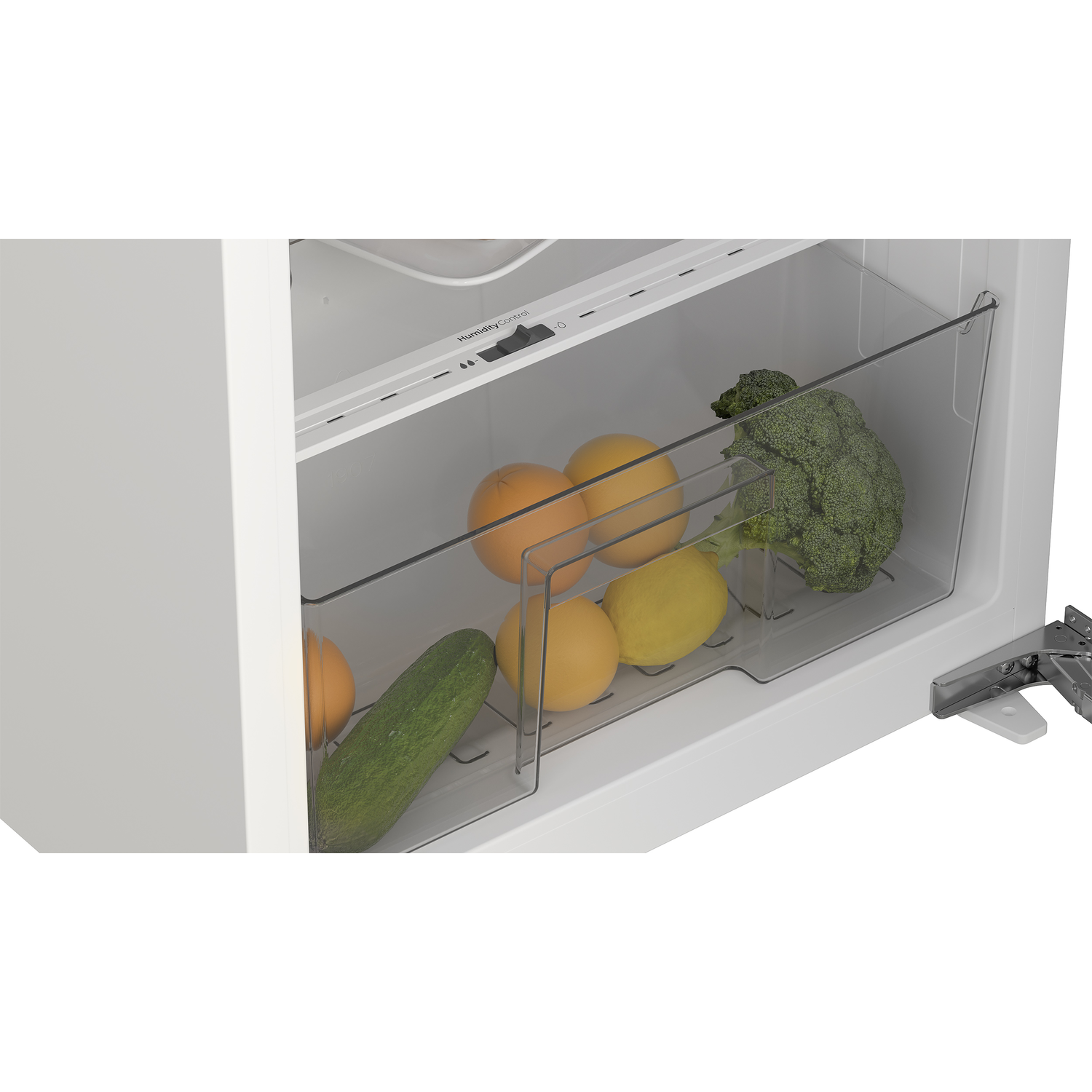 Koelkastinterieur met fruit en groenten. Sinaasappels, een citroen, broccoli en een komkommer liggen in een lade.