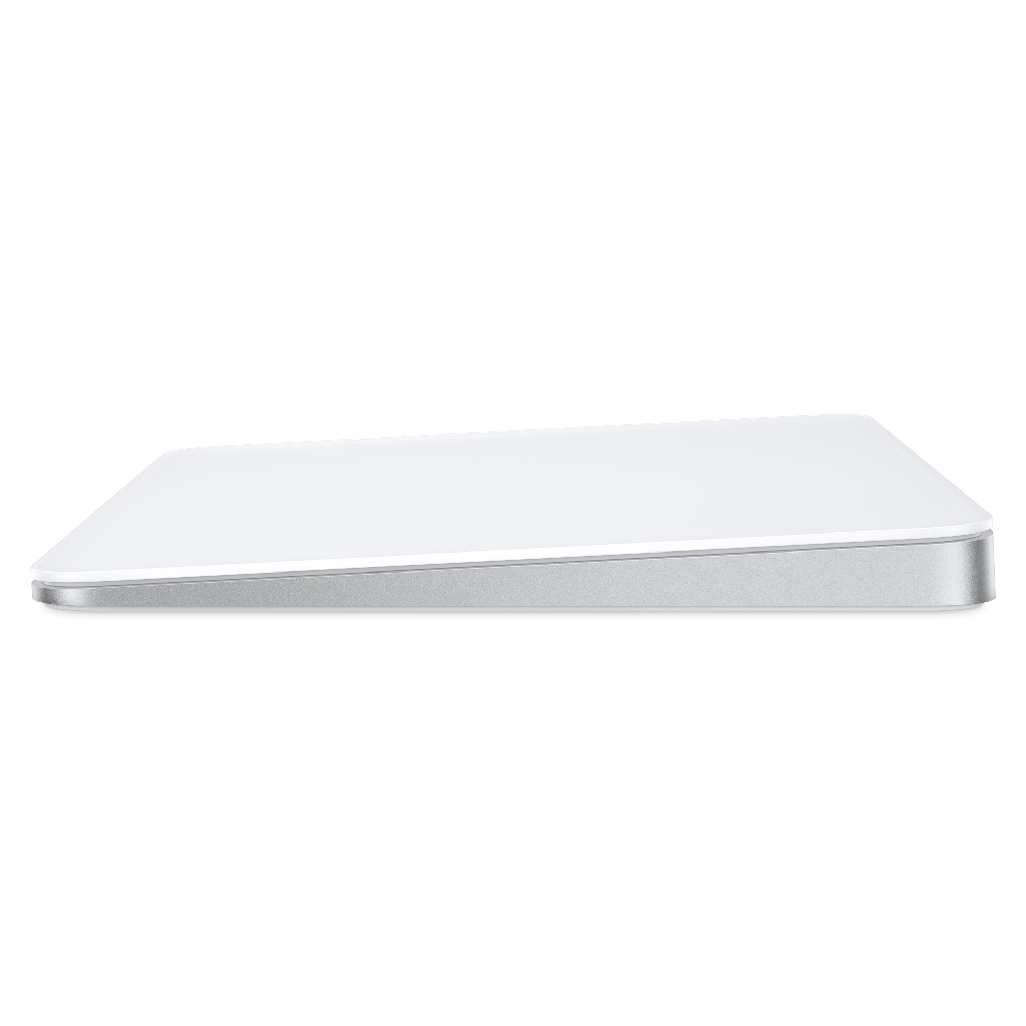 Beyaz bir arka plan üzerinde yandan görülen beyaz bir Apple Magic Trackpad 2.