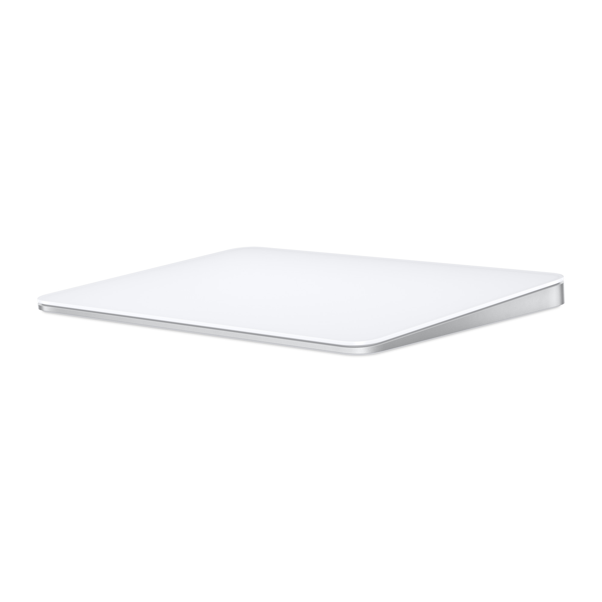 Beyaz bir Apple Magic Trackpad, beyaz bir arka planda hafif açılı bir perspektiften görülüyor.