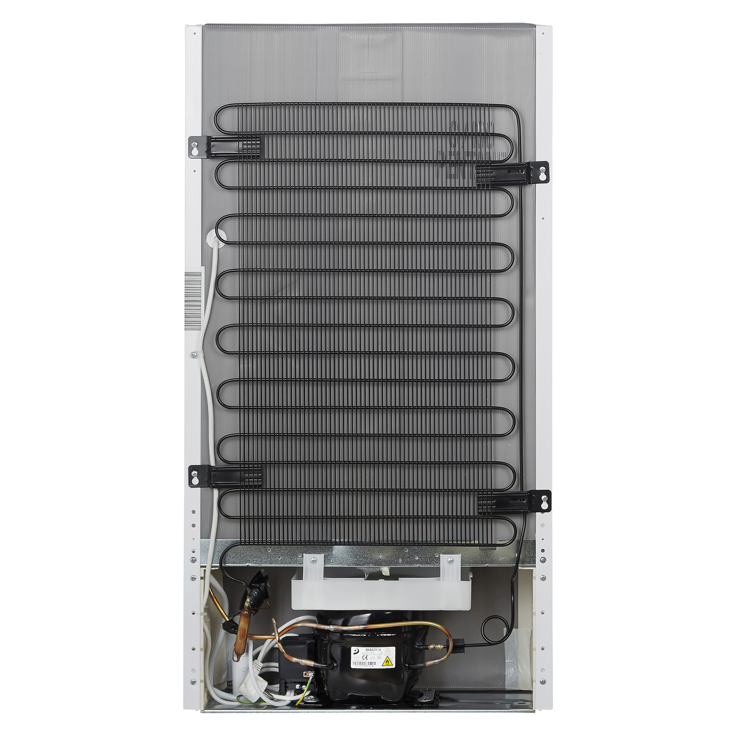 Achterkant van een koelkast, met de compressor, spoelen en andere interne componenten, tegen wit.