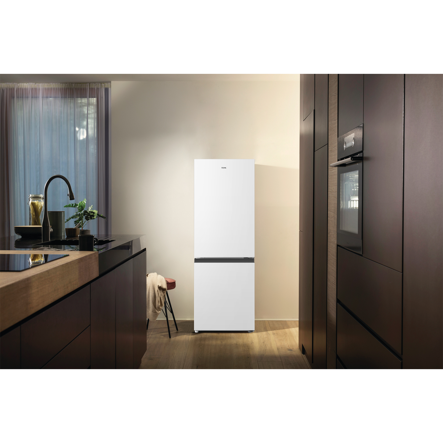 A diagram showing the dimensions of a white refrigerator, height 1430mm, width 495mm, depth 562mm.