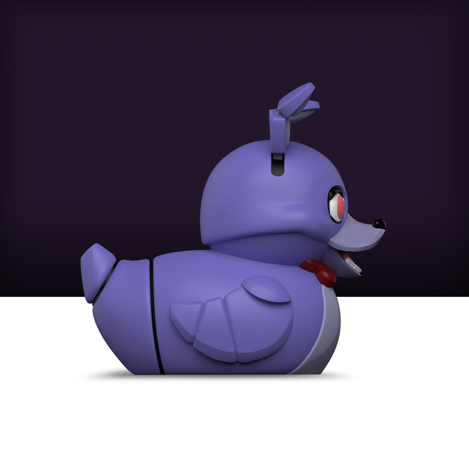 Lila Bonnie kacsa játék a Five Nights at Freddy's-ből, oldalnézetben, sötét háttér előtt.