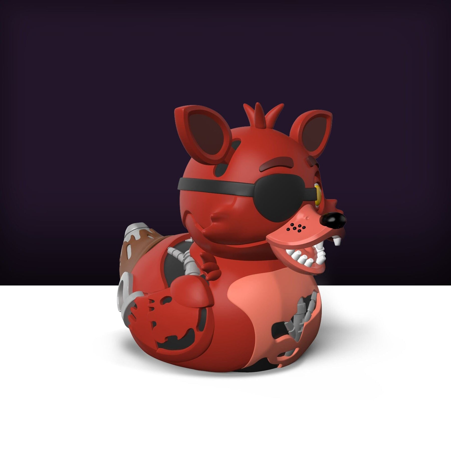 Piros Foxy gumikacsa szemkötővel és robotkarral. Sötét lila és fehér háttér.