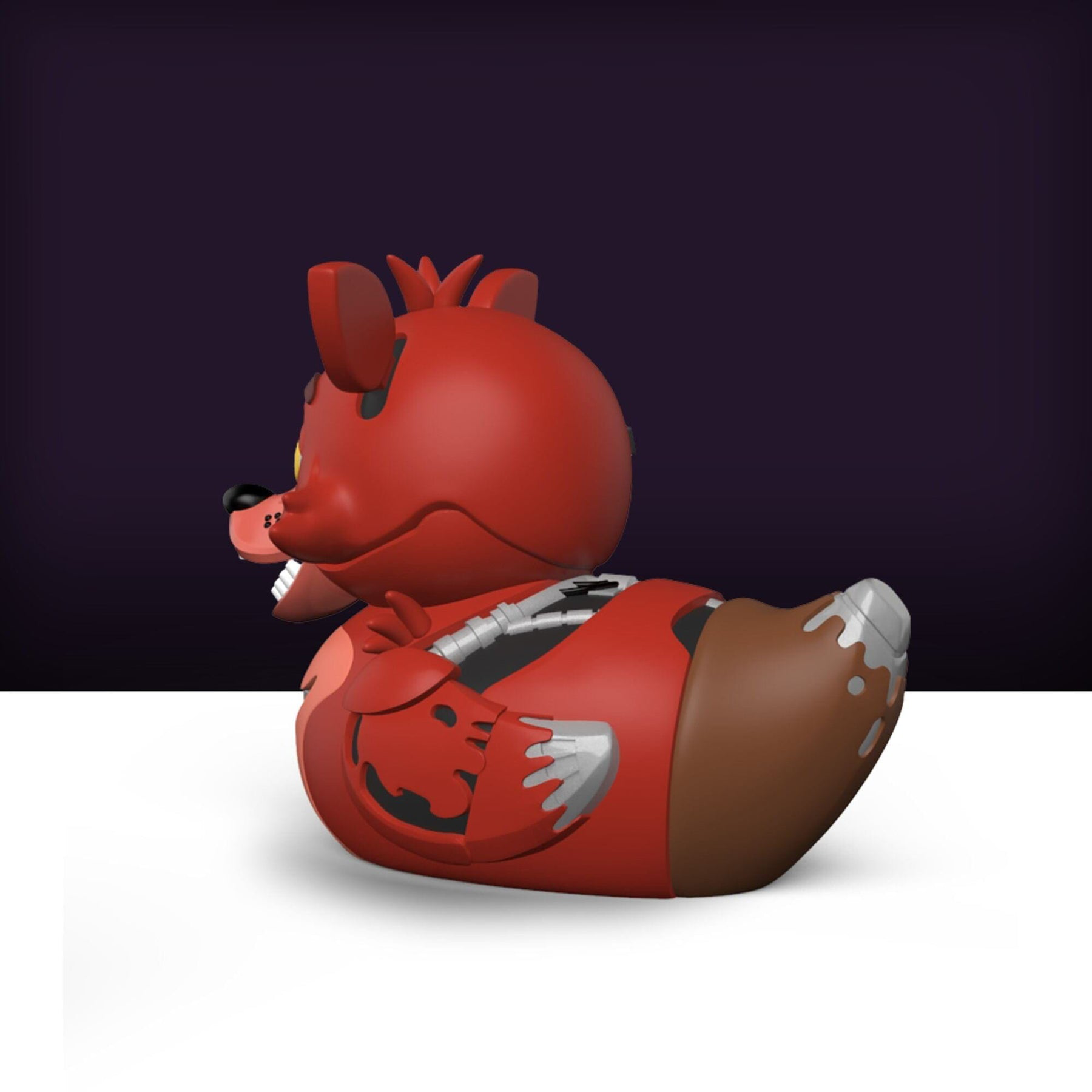 Egy piros Foxy a Five Nights at Freddy's-ből, gumikacsaként, barna és fém dizájnnal.