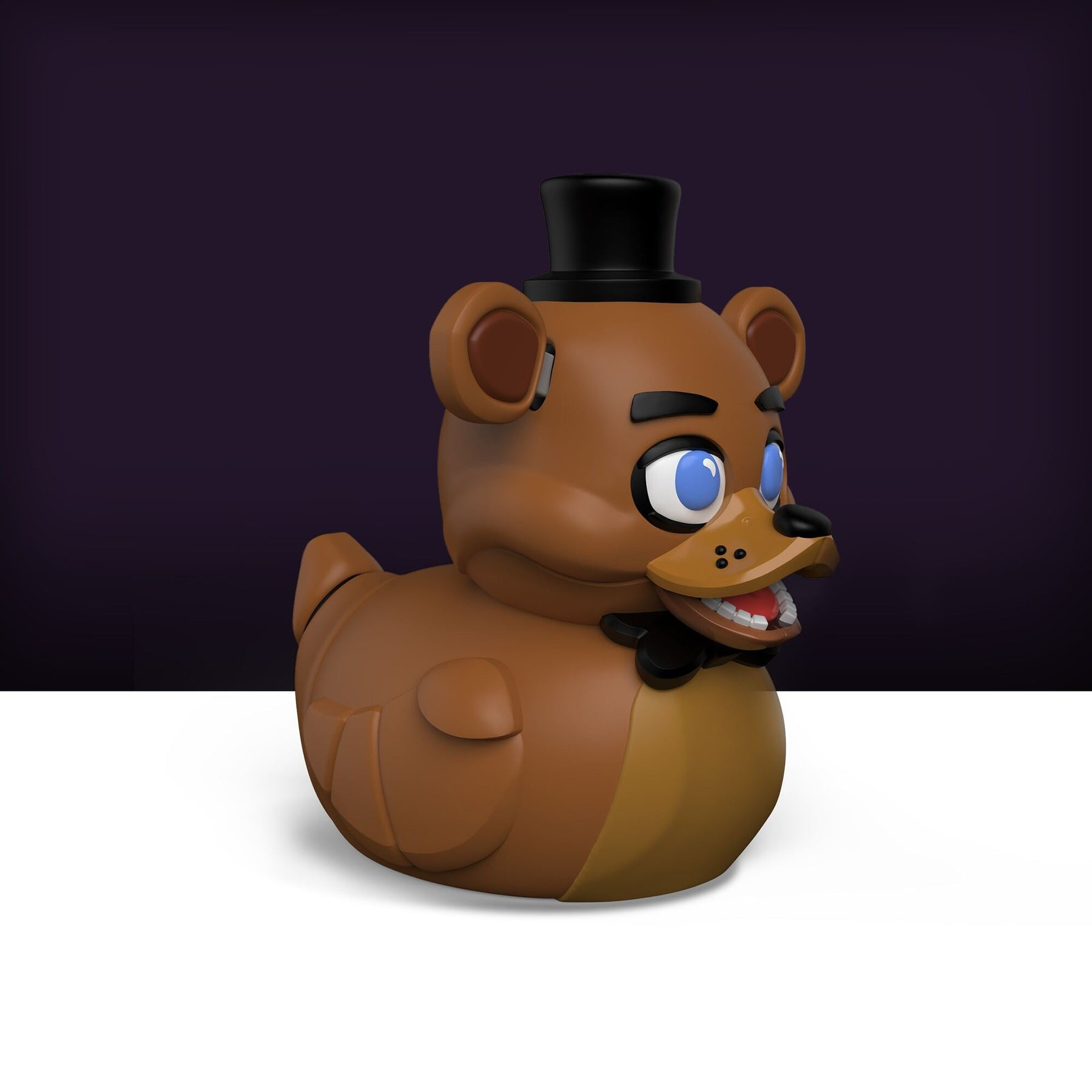 Barna Freddy Fazbear gumikacsa fekete cilinderrel fehér háttéren.