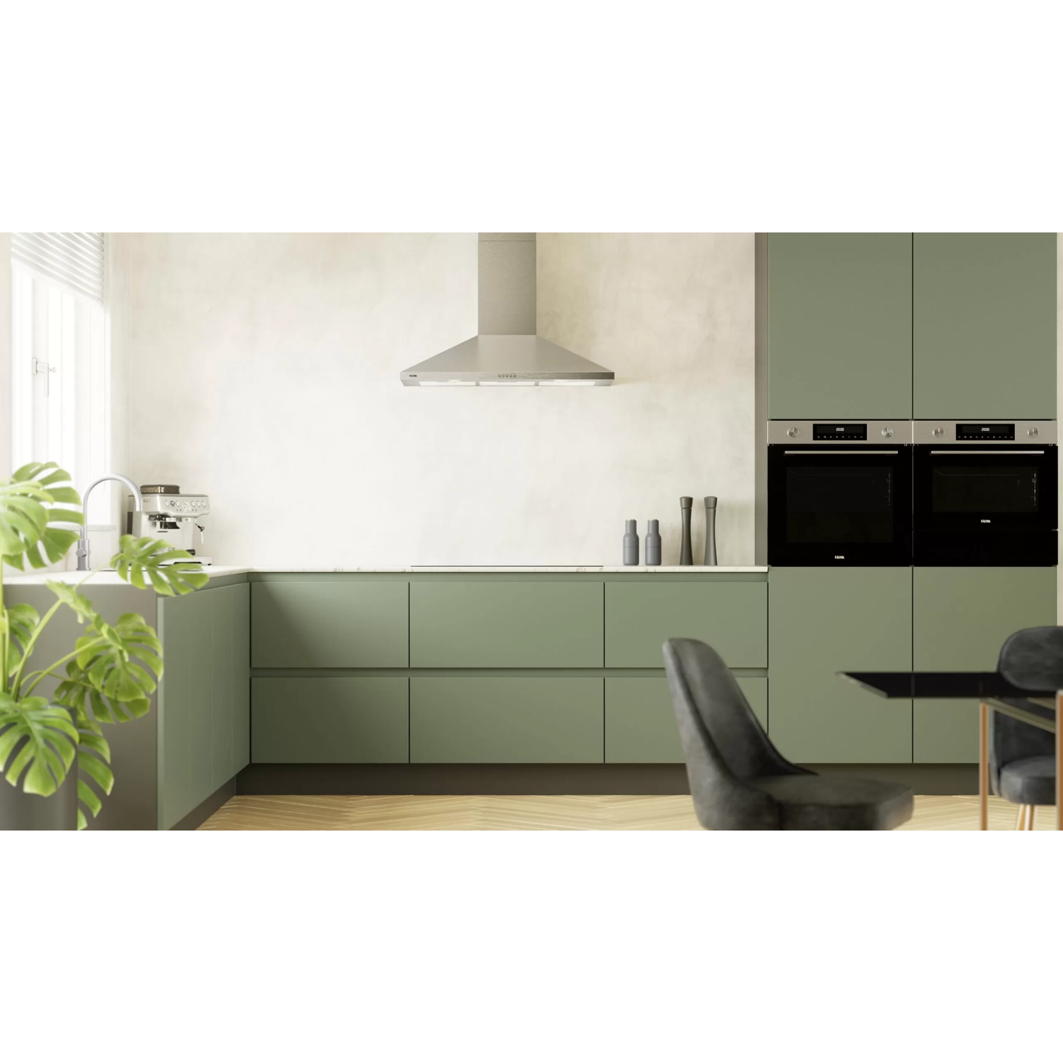 Een moderne keuken met groene kasten en zwarte ovens.