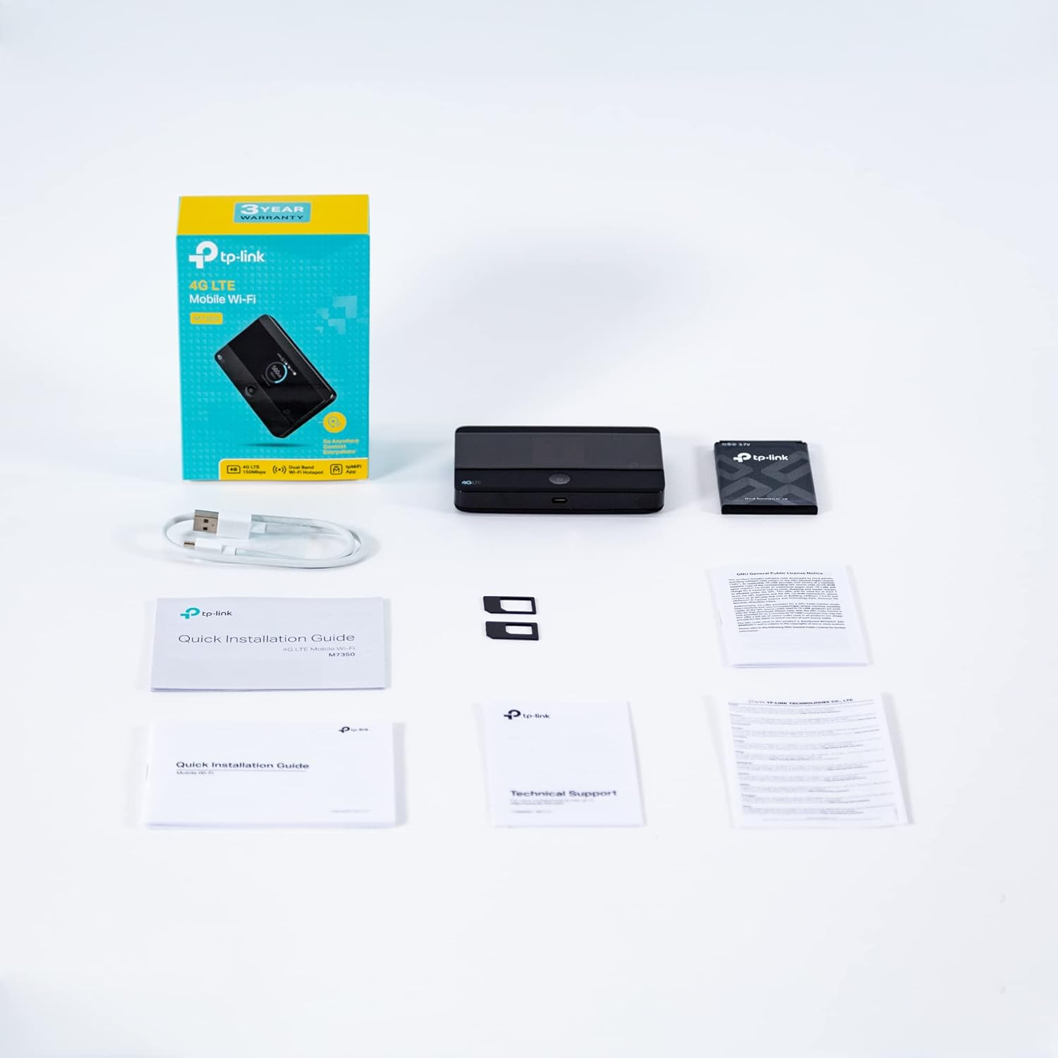 Ein TP-Link Wi-Fi Router-Kit mit Zubehör auf weißer Oberfläche, Draufsicht.