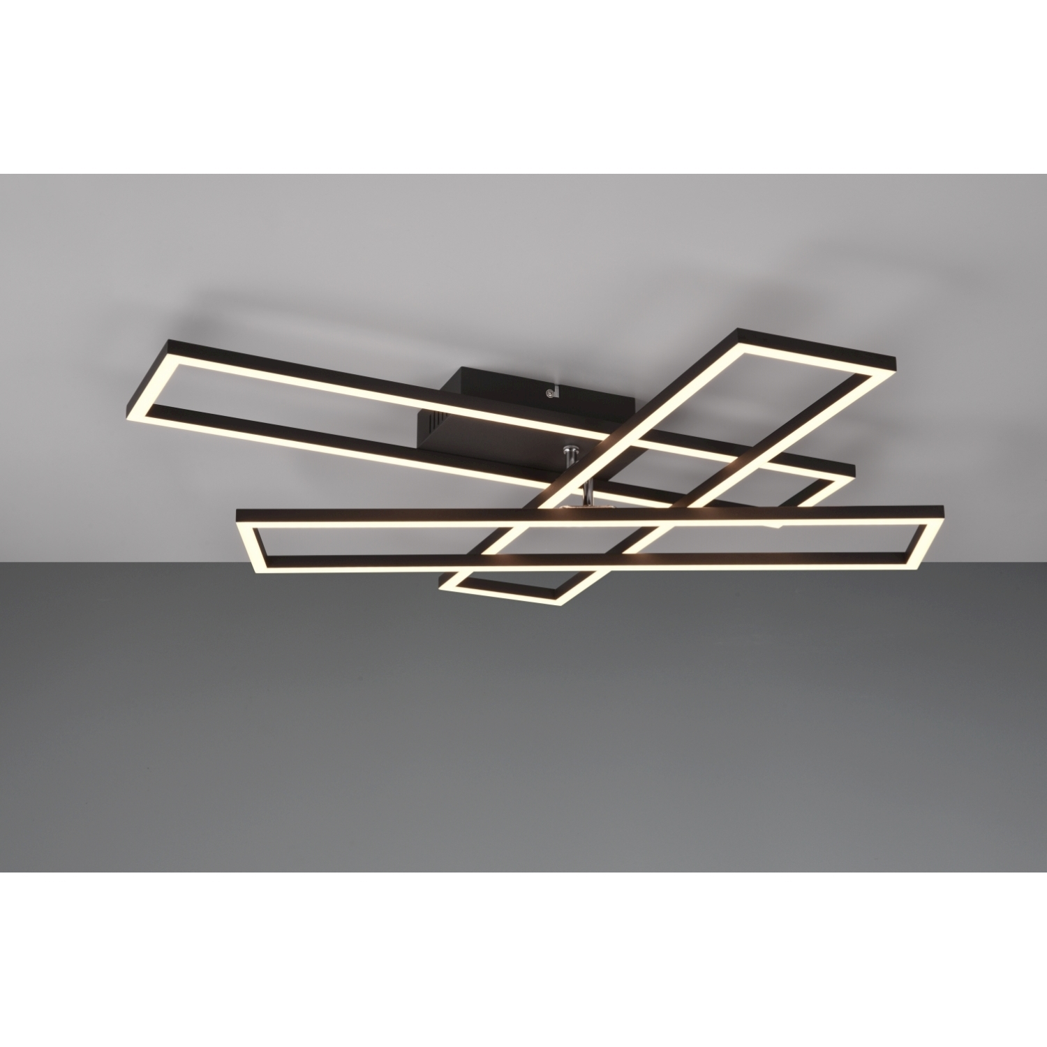 Lampada da soffitto moderna con design geometrico, che emette luce bianca.