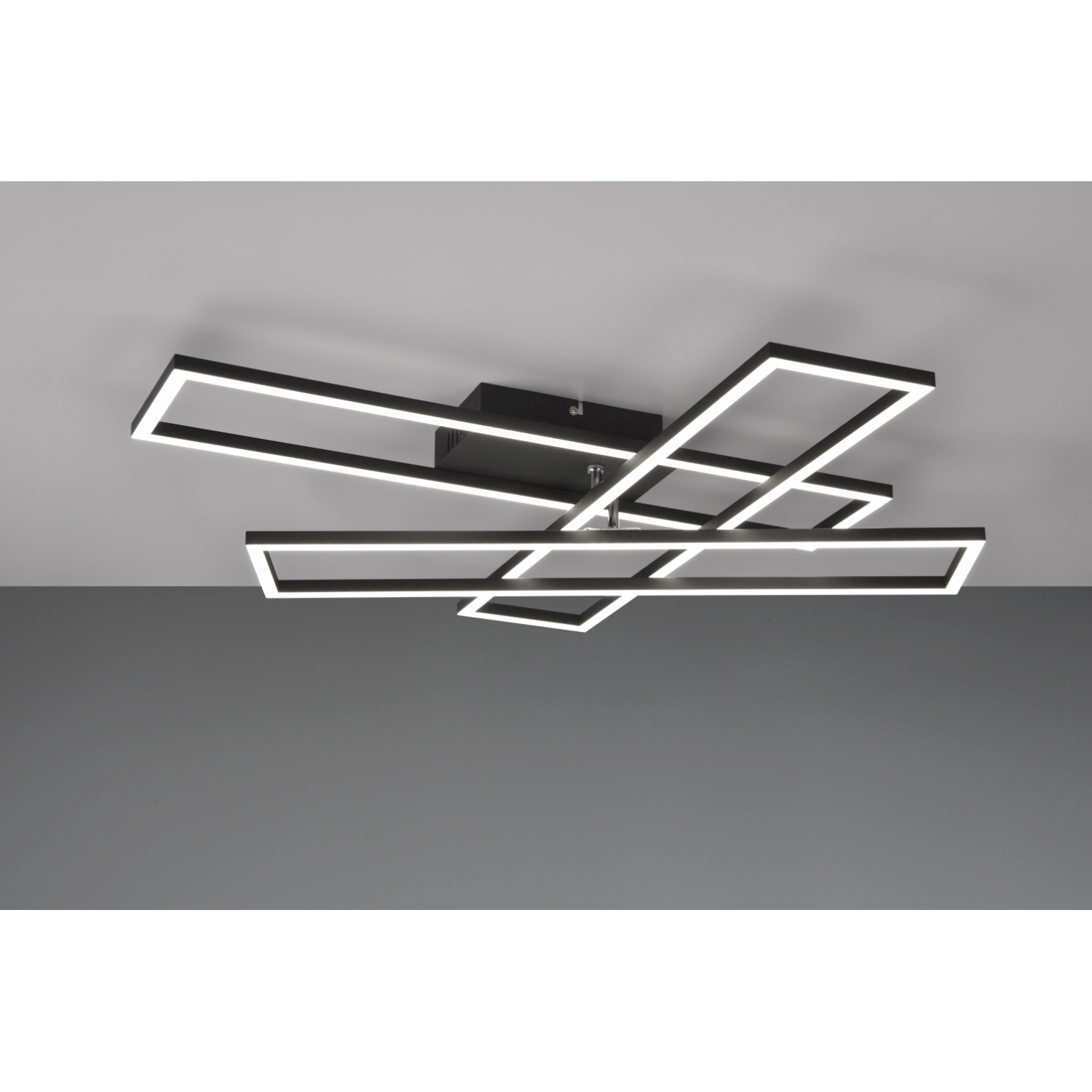 Lampada geometrica nera su soffitto grigio. Forme rettangolari, design moderno.