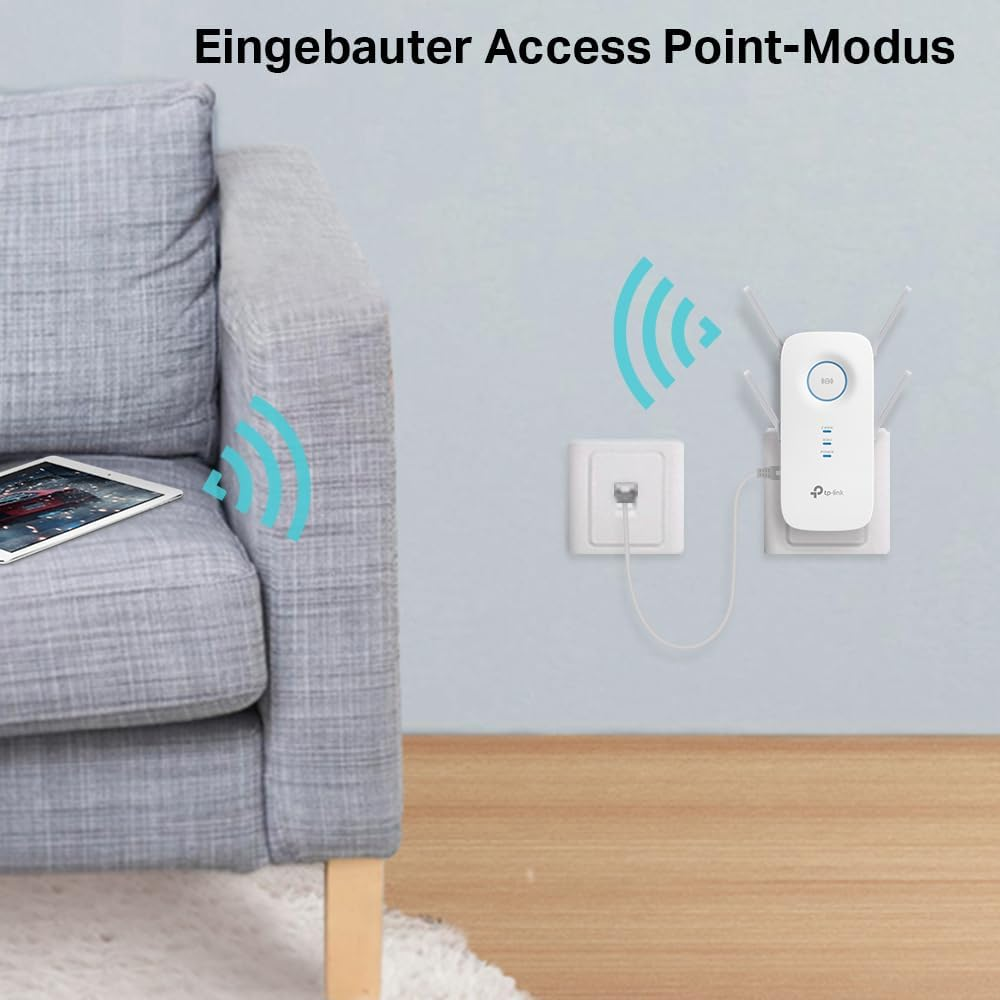 Ein WLAN-Repeater in einer Steckdose, mit einem Tablet auf einem Sofa, das Netzwerksignale zeigt.