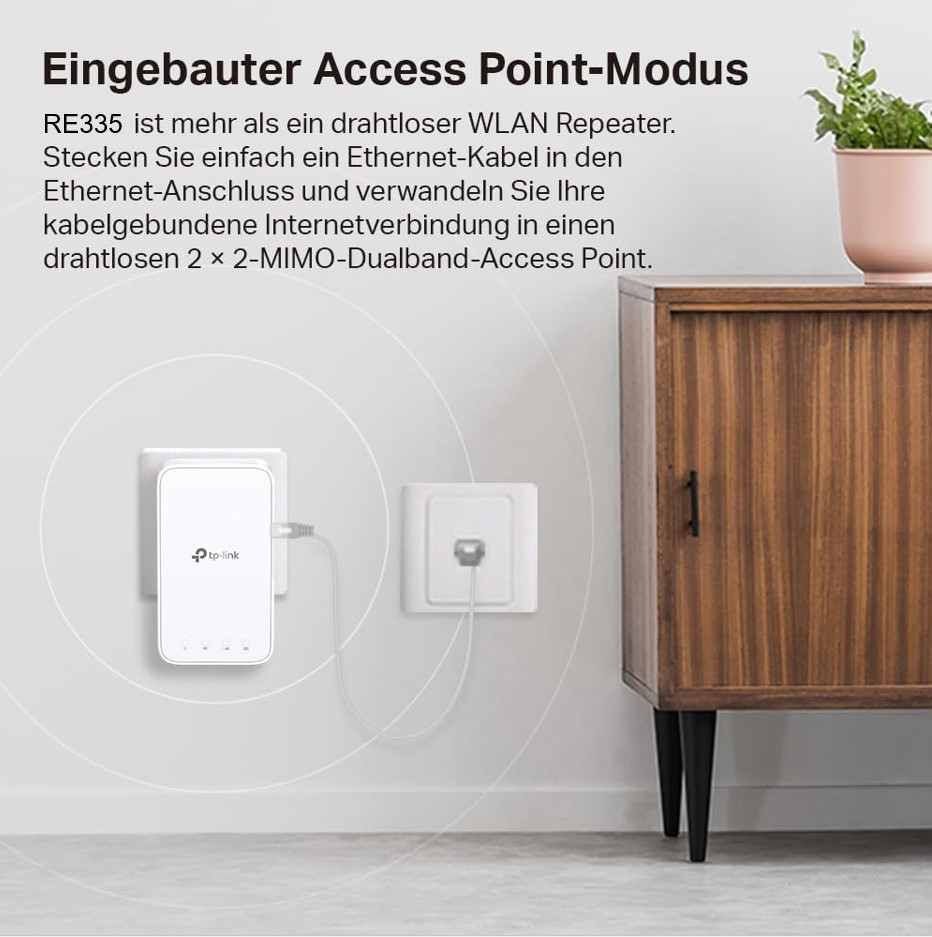 Ein TP-Link WLAN-Repeater, der in eine Steckdose eingesteckt ist.