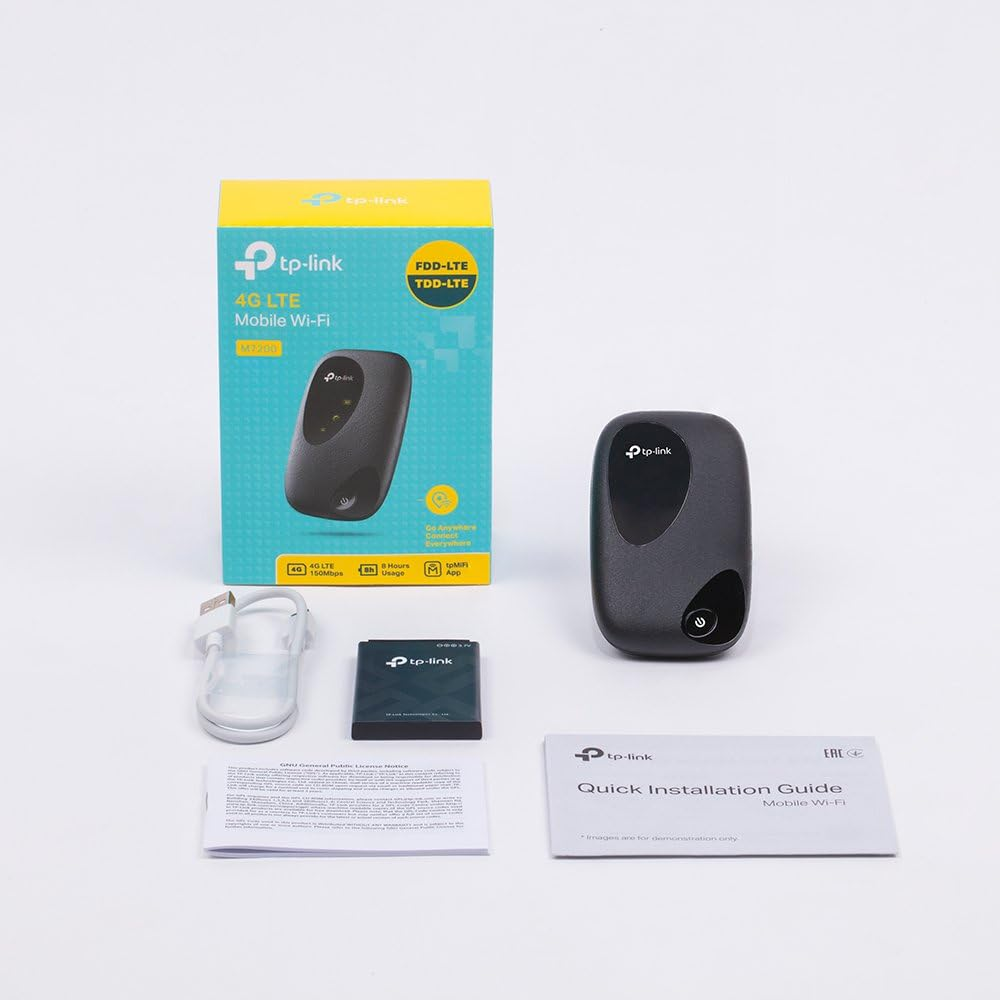 Ein Wi-Fi-Router und Zubehör. Box, Gerät, Kabel und Handbuch werden auf weißem Hintergrund angezeigt.