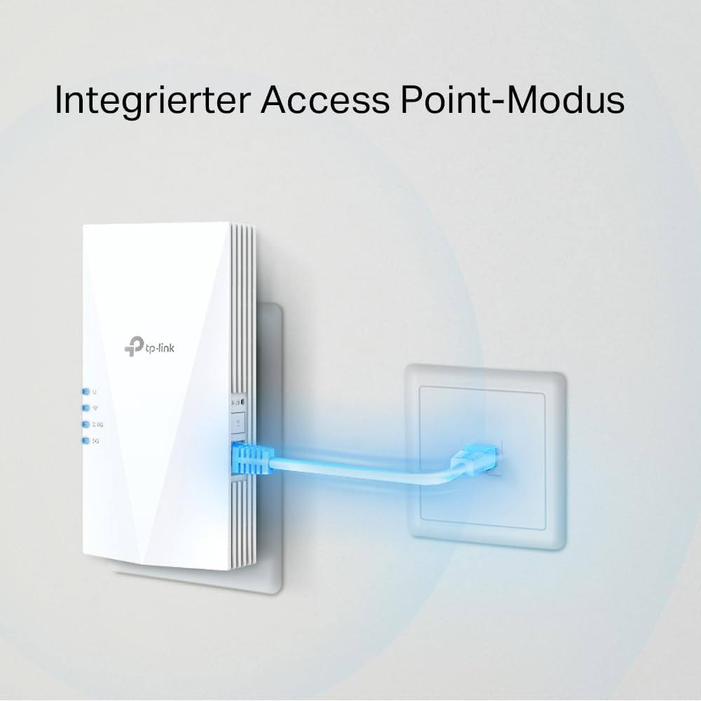 Weißer Router, der mit einem blauen Kabel in eine Steckdose eingesteckt ist.