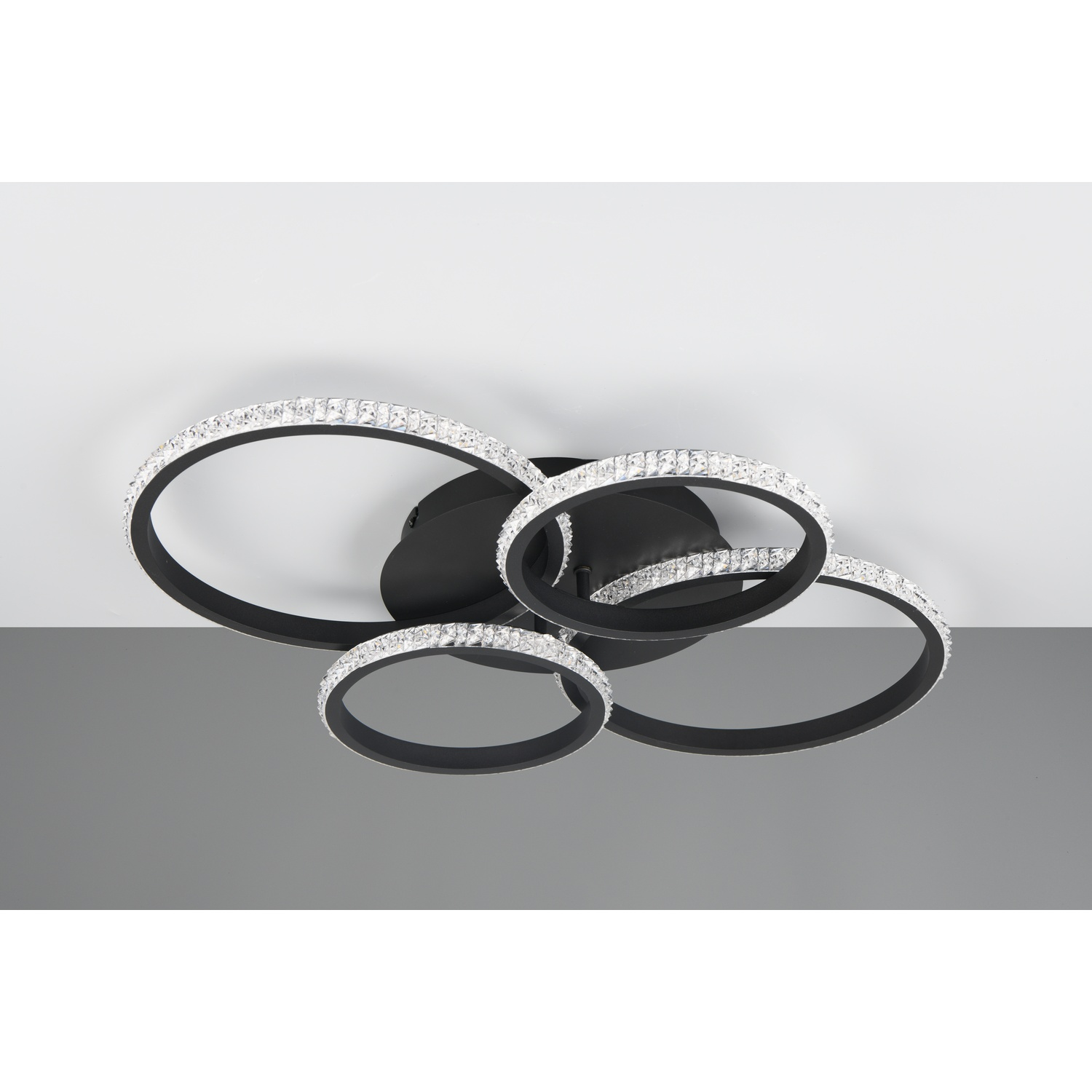 Lampada da soffitto moderna con quattro anelli neri con cristalli incastonati.