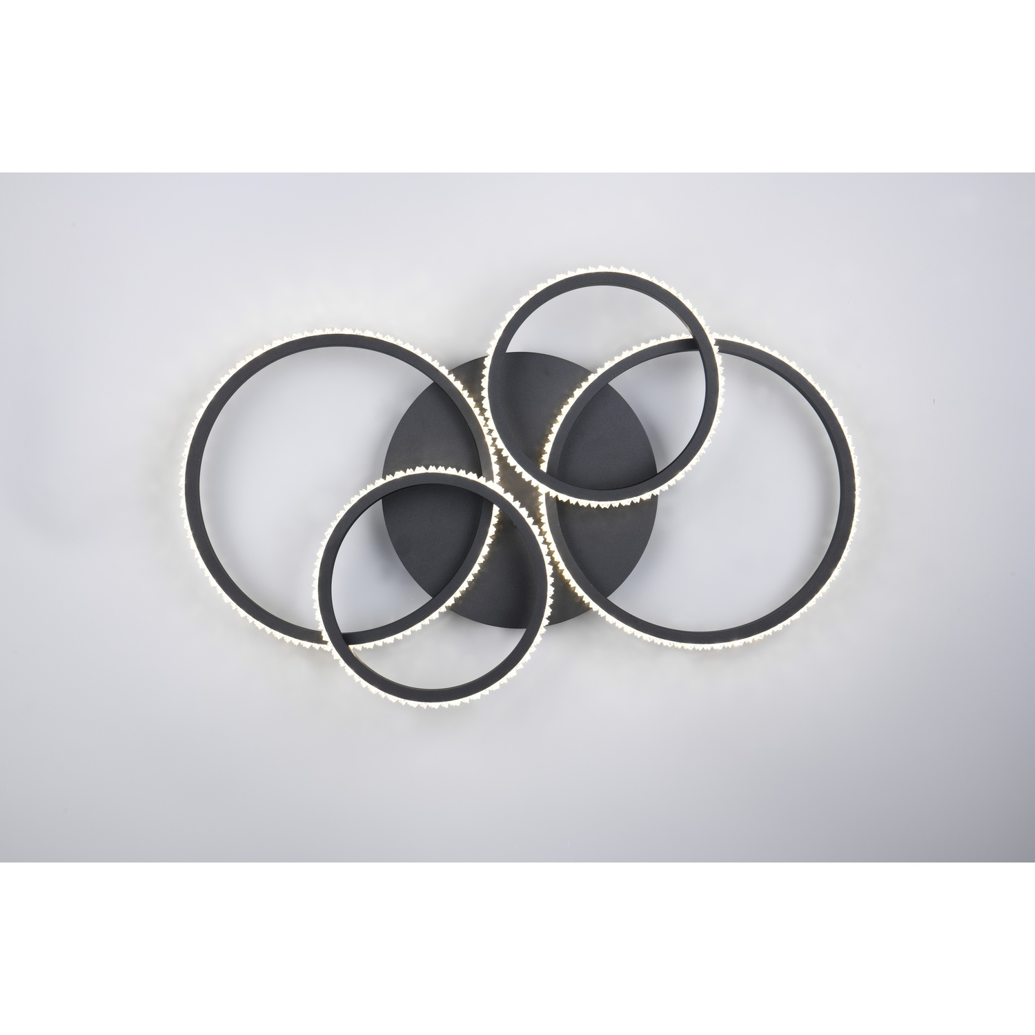 Lampada da soffitto nera con quattro anelli luminosi interconnessi.