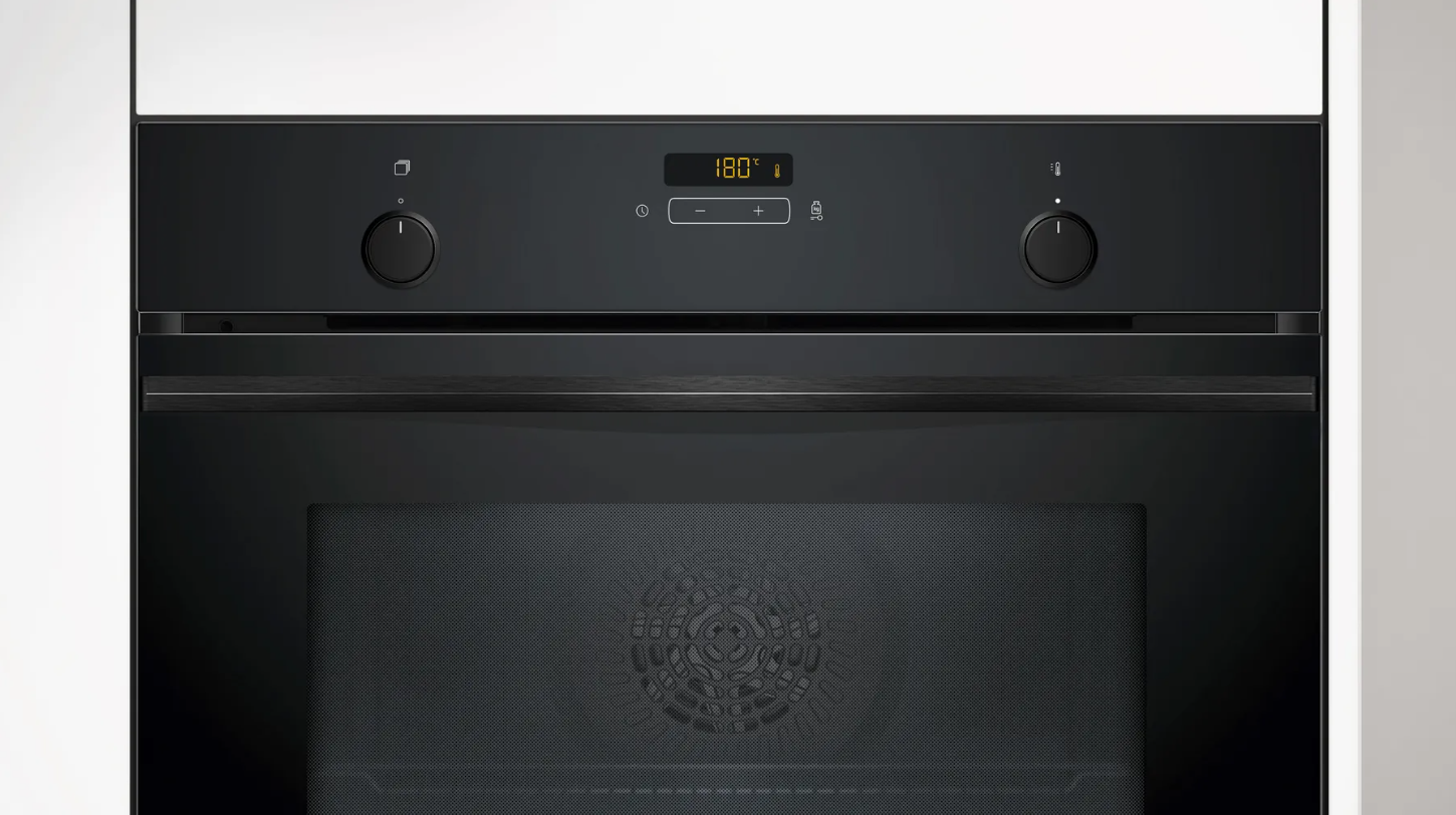 Horno con frontal negro y pantalla digital que muestra la temperatura.