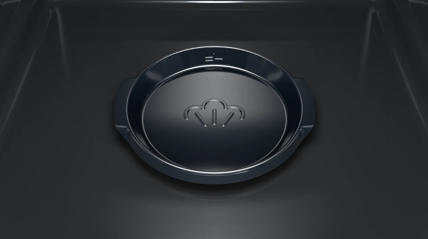 Interior de horno gris oscuro con elemento de vapor.