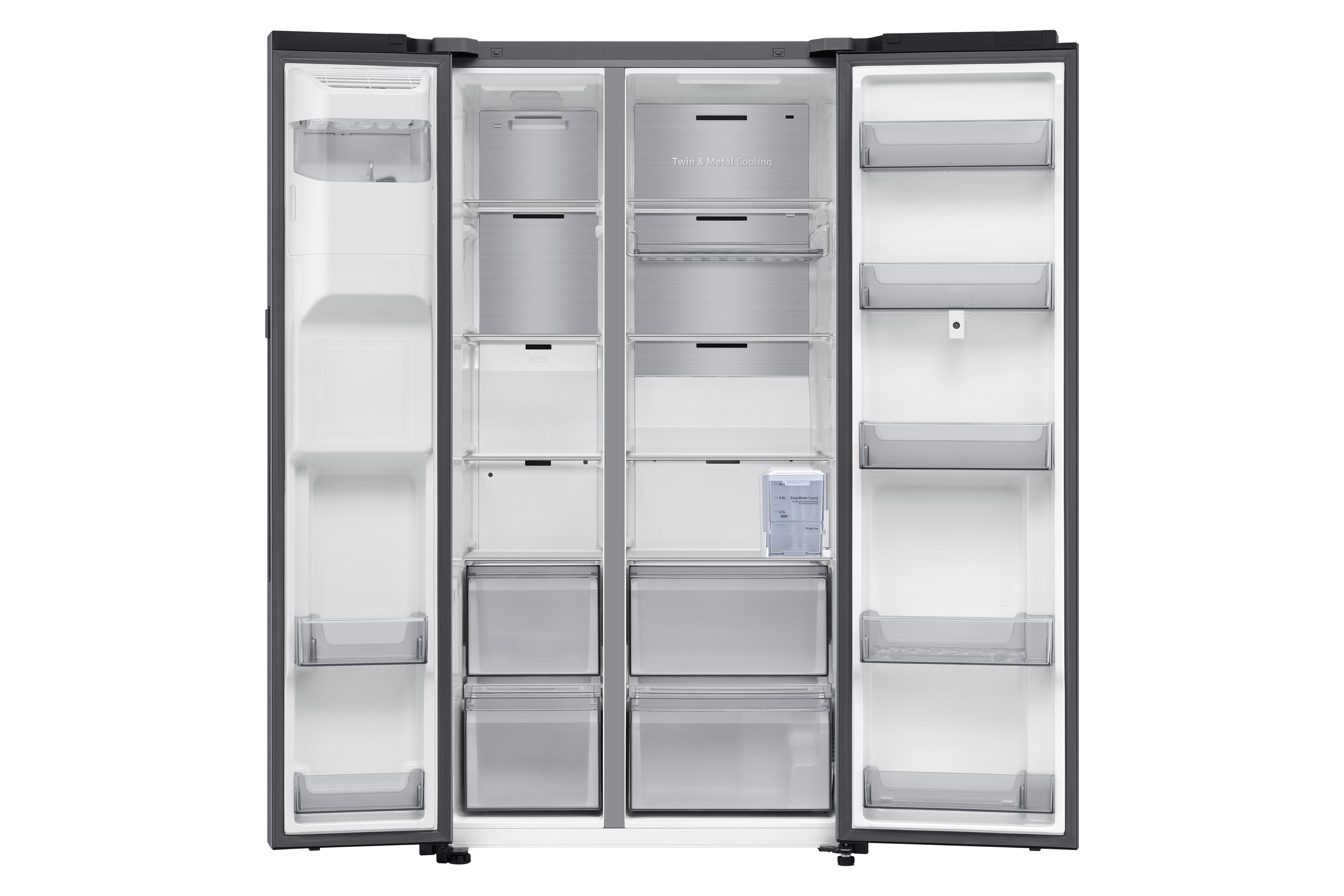 Offener, leerer Kühlschrank. Türen und Regale aus Edelstahl.