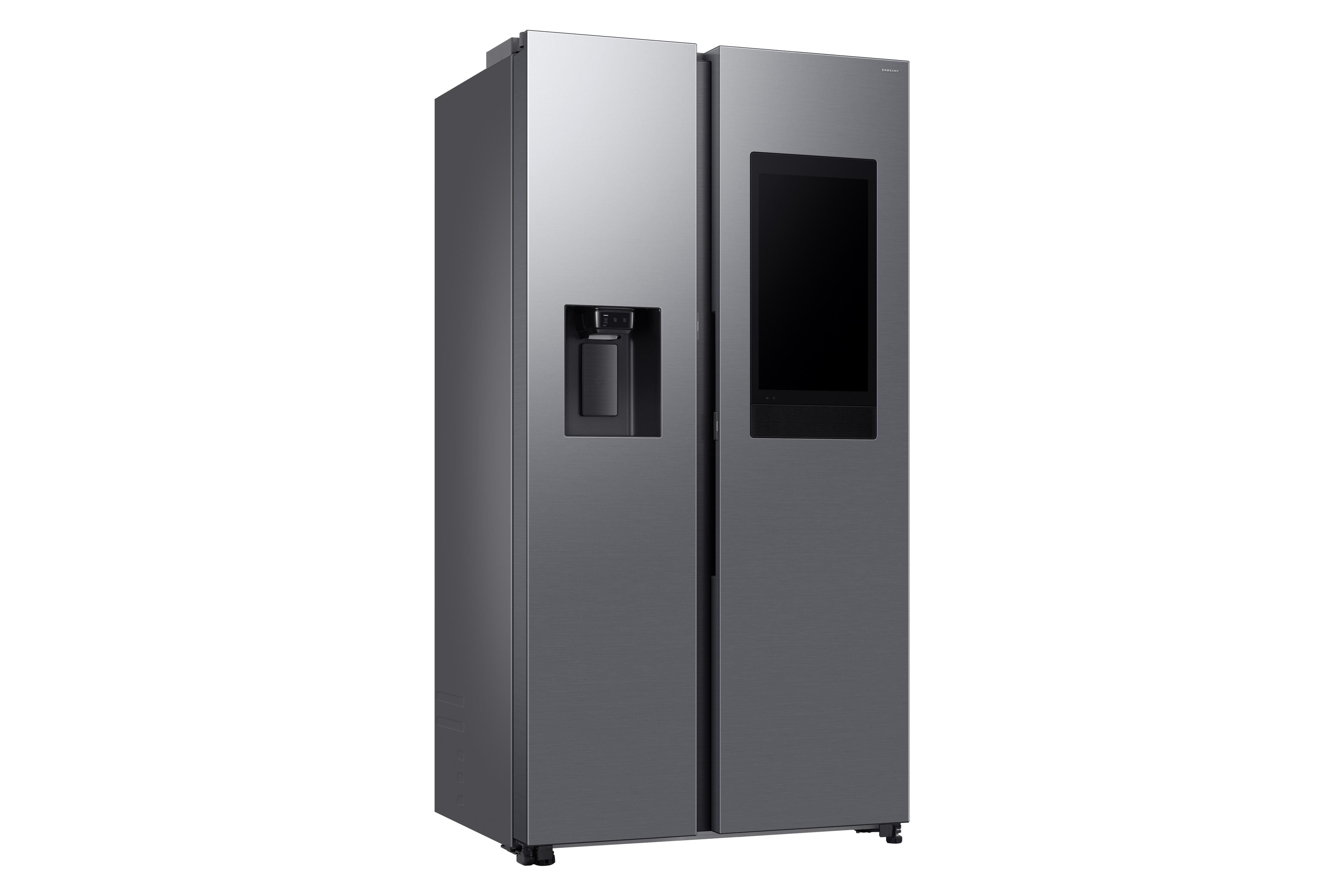 Silberner Samsung Side-by-Side-Kühlschrank. Hat eine Tür mit Bildschirm und eine Tür mit Wasser-/Eisspender.