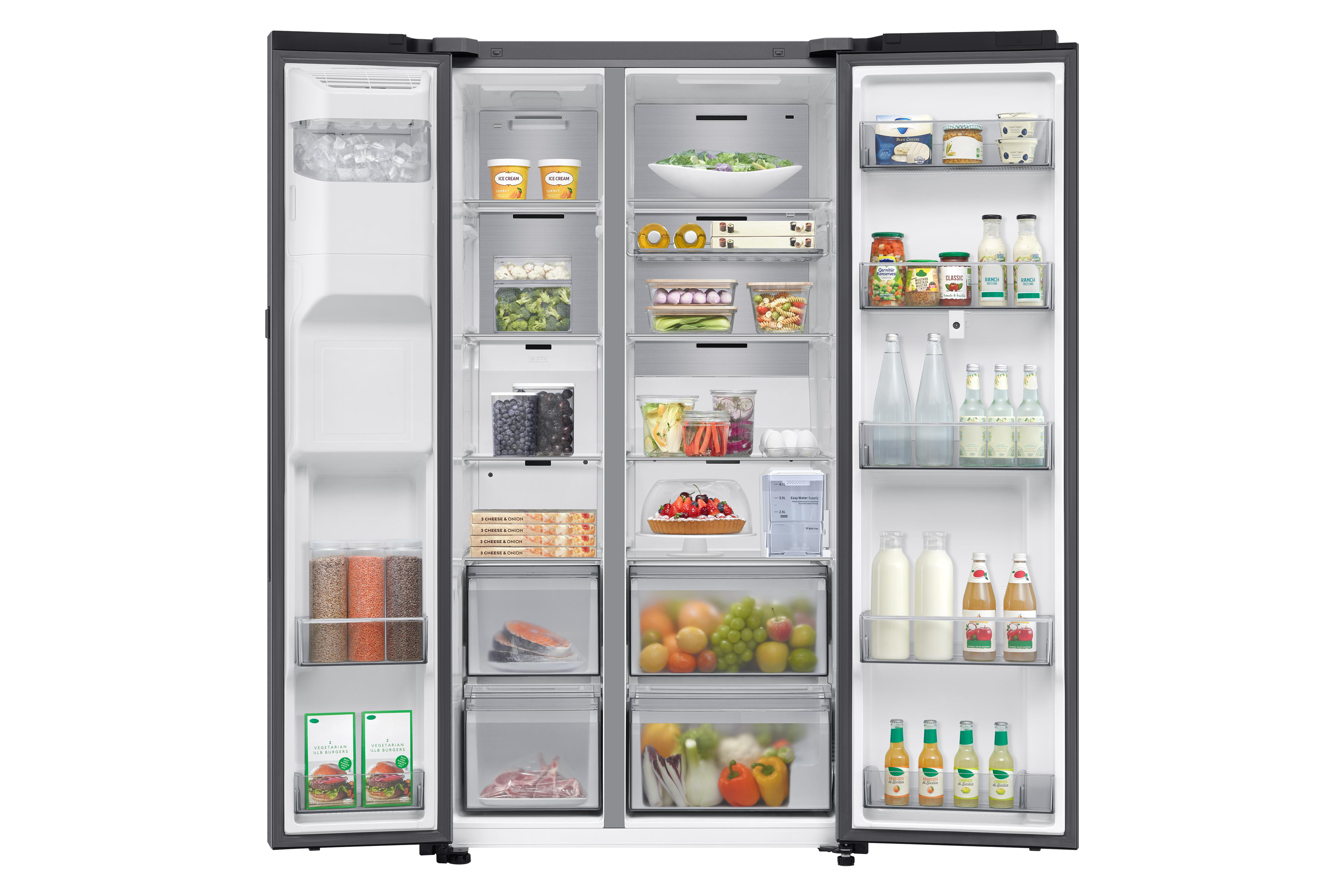 Geöffneter Kühlschrank mit Essen. Obst, Gemüse, Eier und fertige Mahlzeiten sind sichtbar.