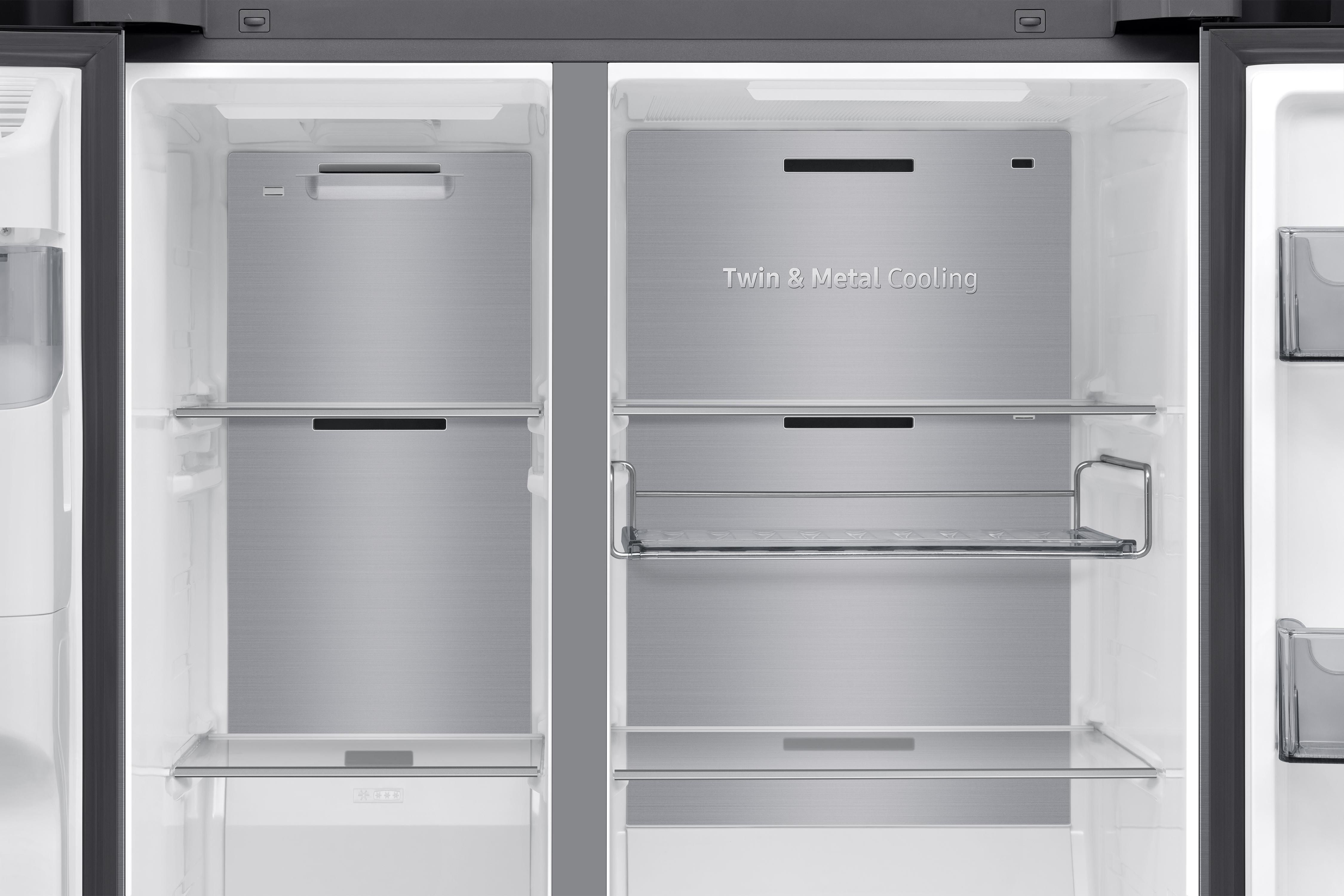 Ein offener Kühlschrank mit Edelstahl-Rückwänden und Glasböden.