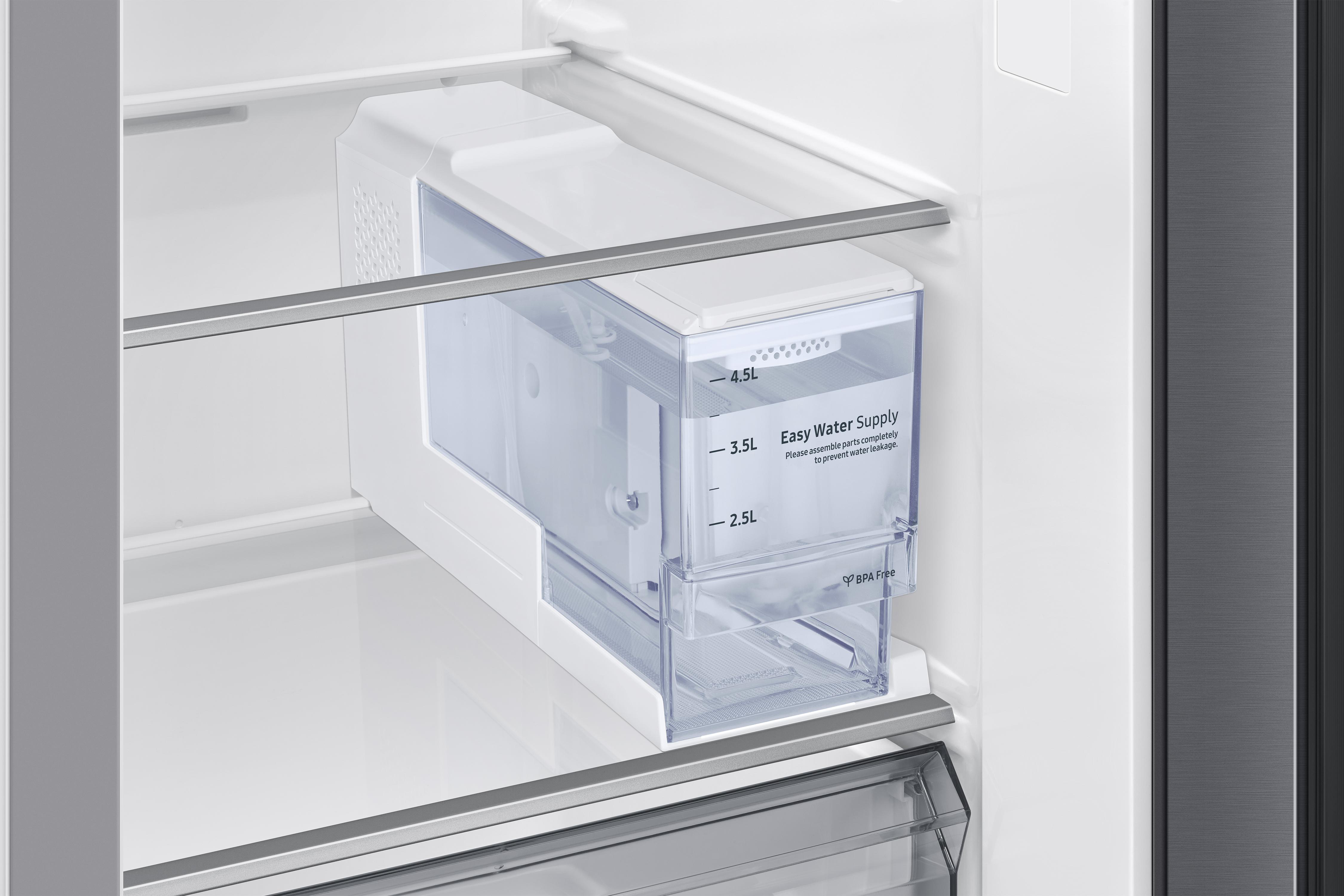 In einem Kühlschrank: ein Wassertank mit Fülllinien und einem Easy Water Supply-Etikett.
