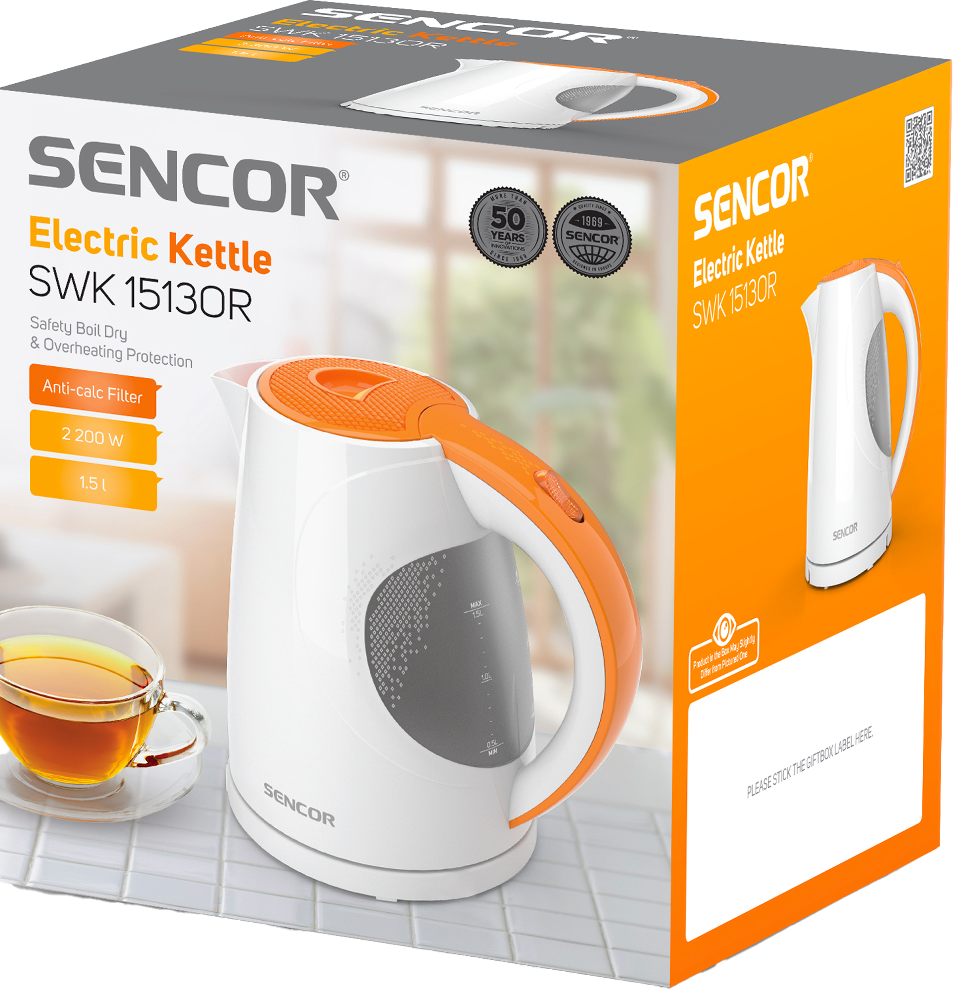 Fehér-narancs elektromos vízforraló a dobozzal. Szöveg a dobozon: SENCOR SWK 1513OR.