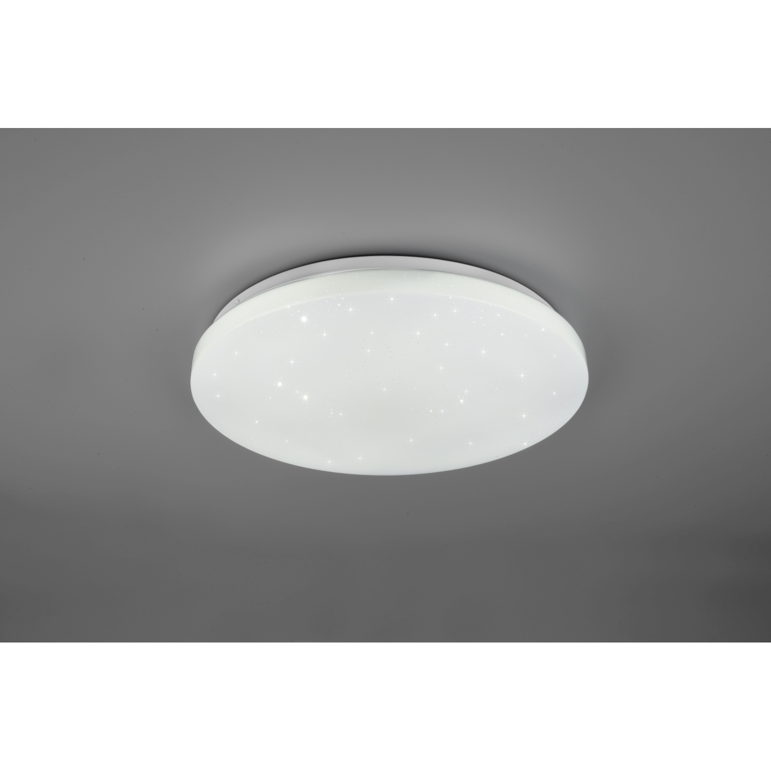 Lampada da soffitto bianca con motivo a stella su soffitto grigio.