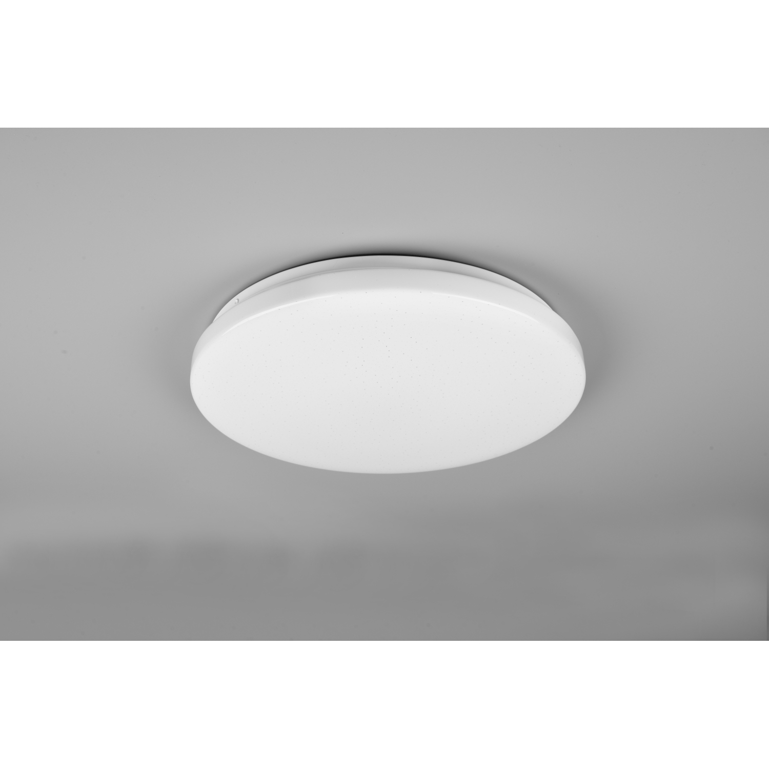 Plafoniera circolare bianca su un soffitto grigio.