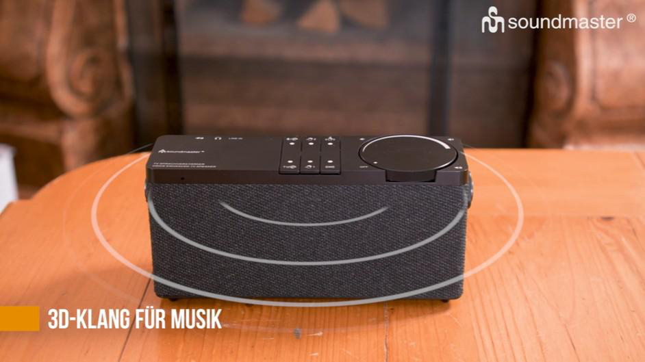 Schwarzer Soundmaster-Lautsprecher auf Holztisch mit Schallwellengrafik. Text '3D-KLANG FÜR MUSIK'.