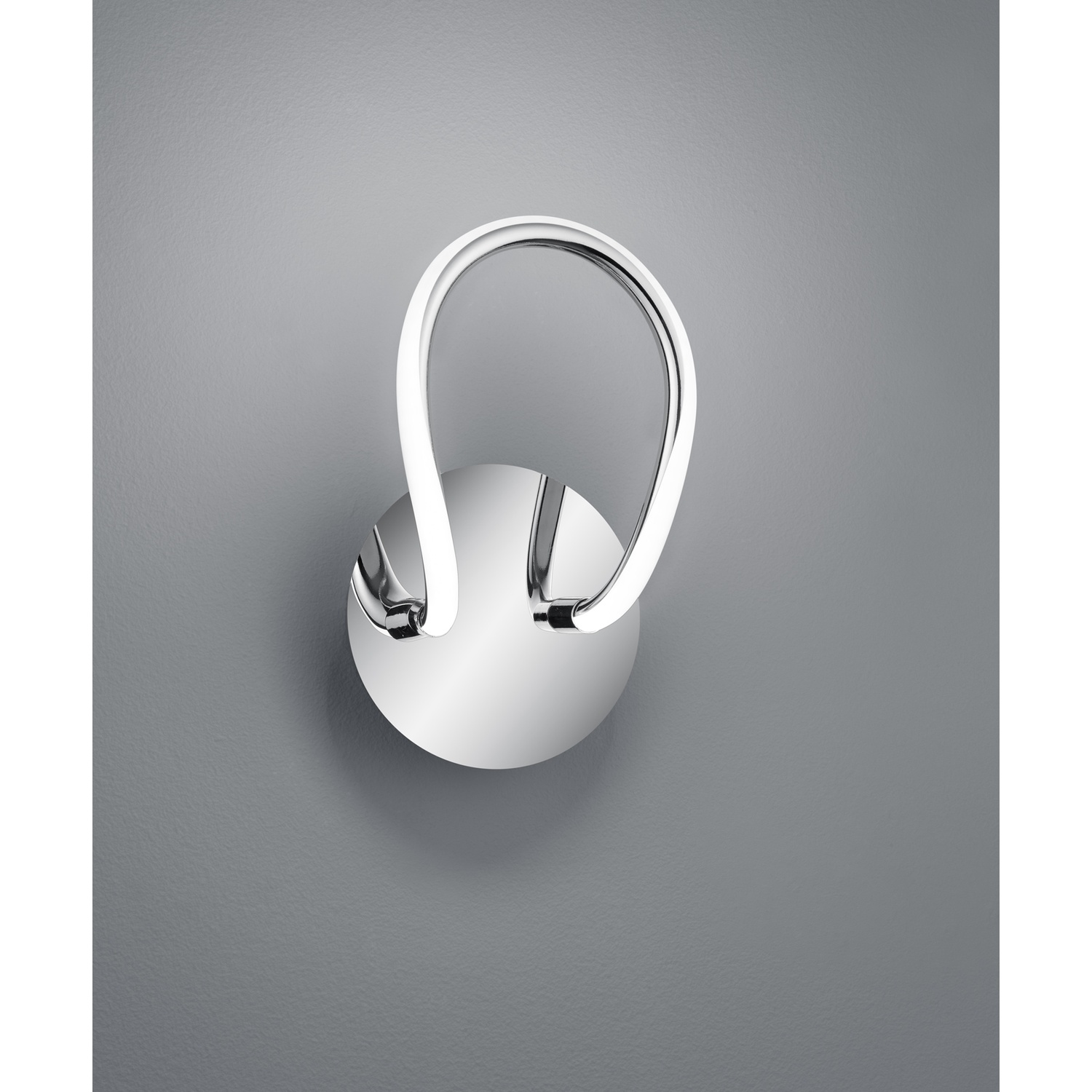 Lampada da parete cromata con luce curva. Sfondo grigio. Design moderno.