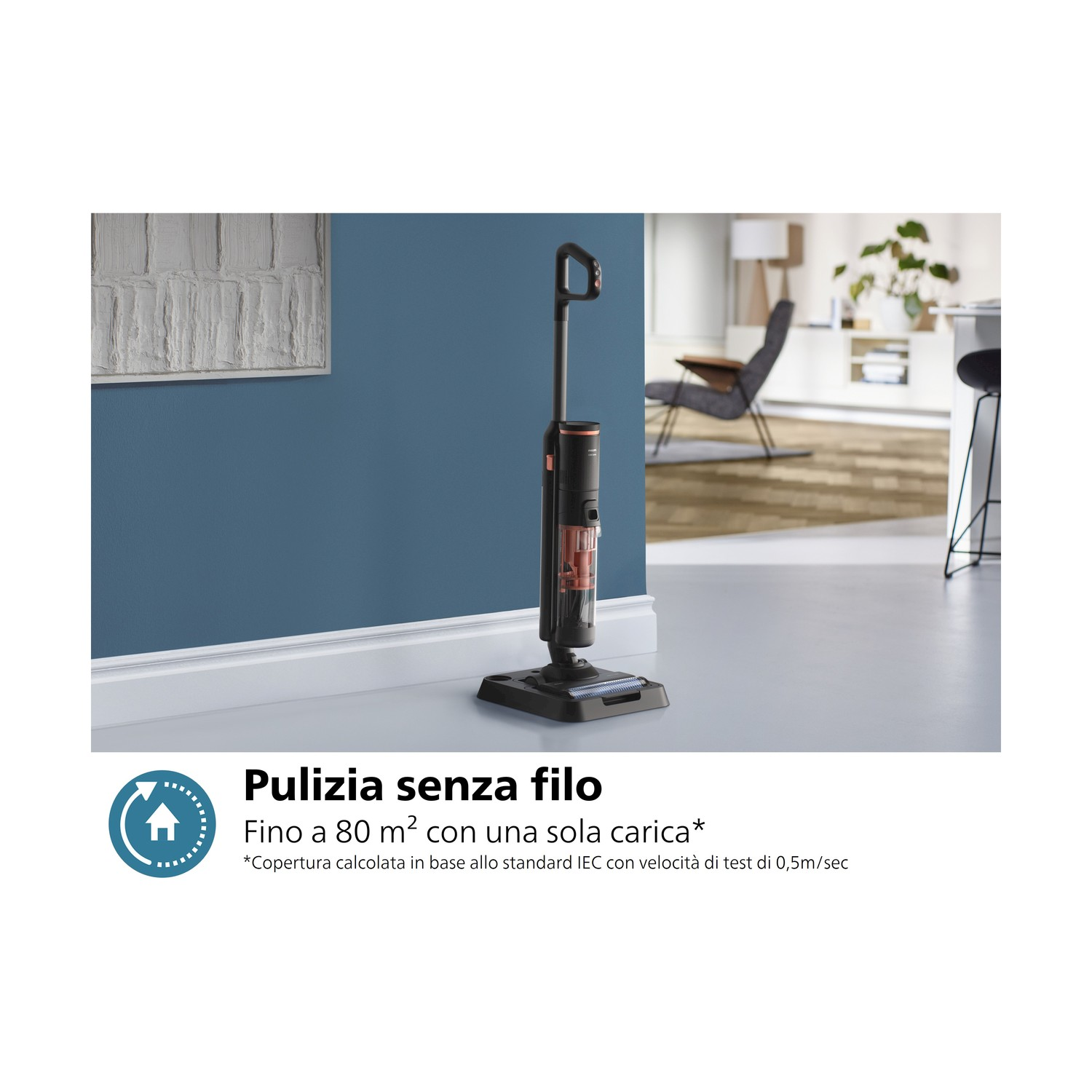 Un aspirapolvere nero e rame si trova su un pavimento bianco, parete blu sullo sfondo.