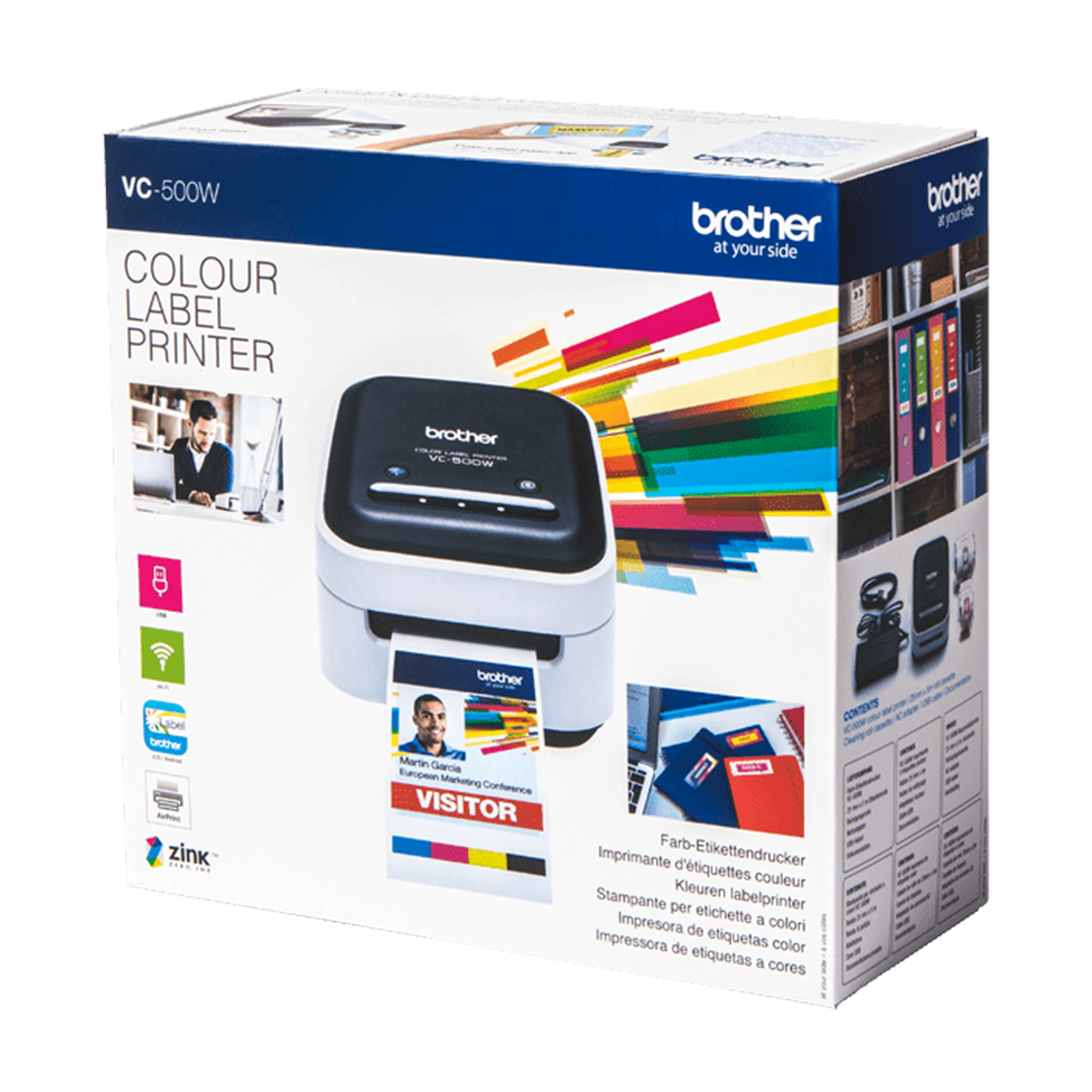 Una stampante per etichette a colori Brother VC-500W nella sua scatola, con etichette campione e strisce colorate.