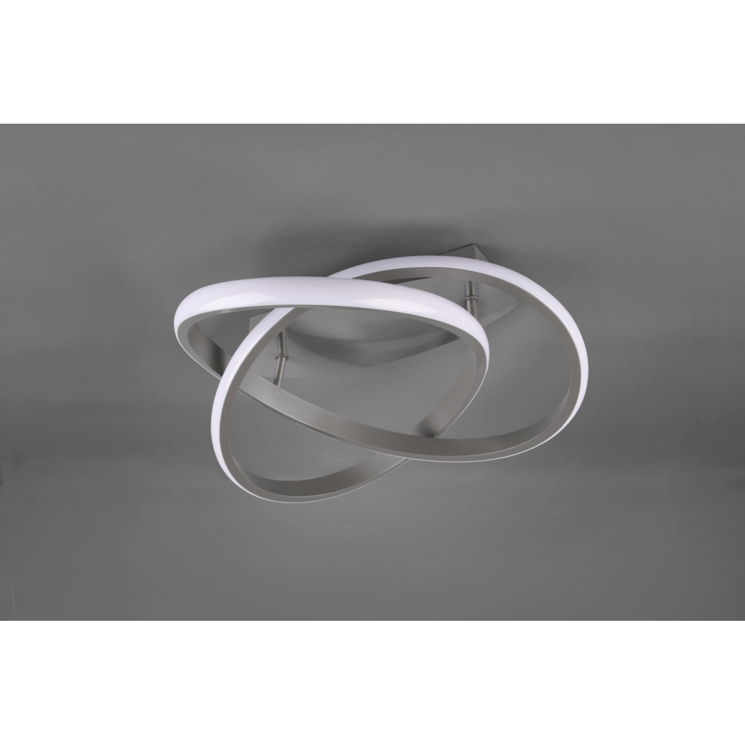 Una lampada da soffitto argentata e bianca con un design ad anello.
