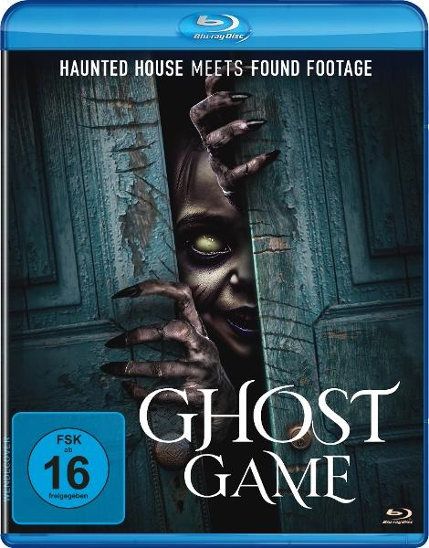 Blu-ray-Disc-Cover für 'Ghost Game'. Ein Horrorfilm mit einem gruseligen Gesicht, das durch eine Tür lugt.