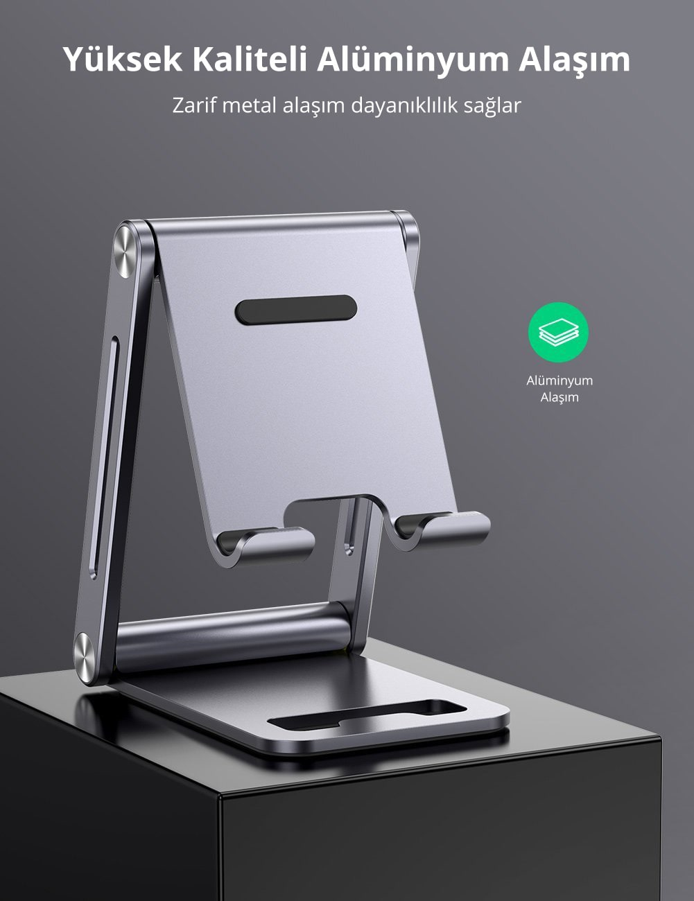 Gümüş metal telefon standı, siyah arka plan, ayarlanabilir, yakın çekim.