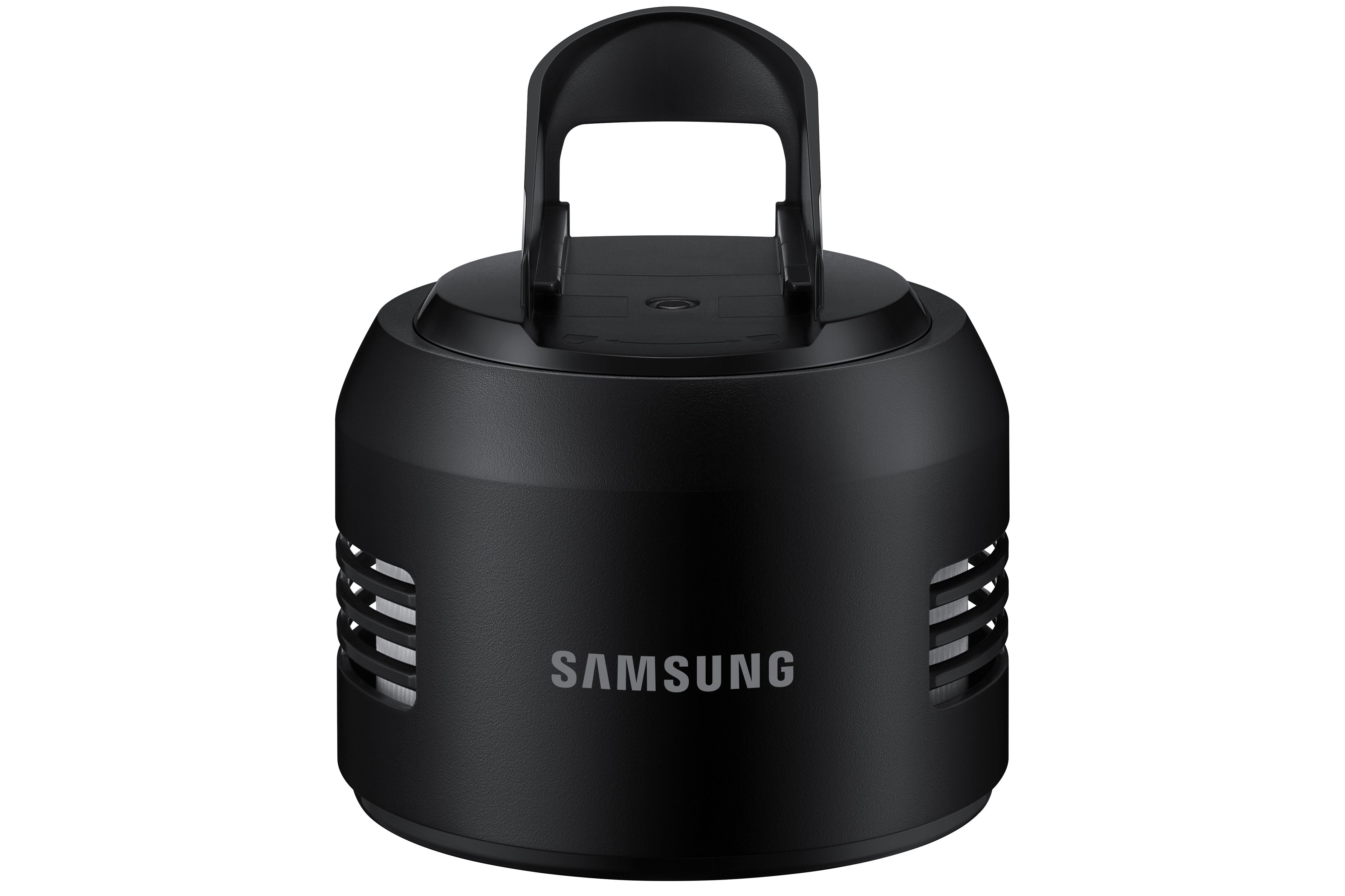 Schwarzer Samsung-Lautsprecher. Samsung-Logo sichtbar. Griff oben.