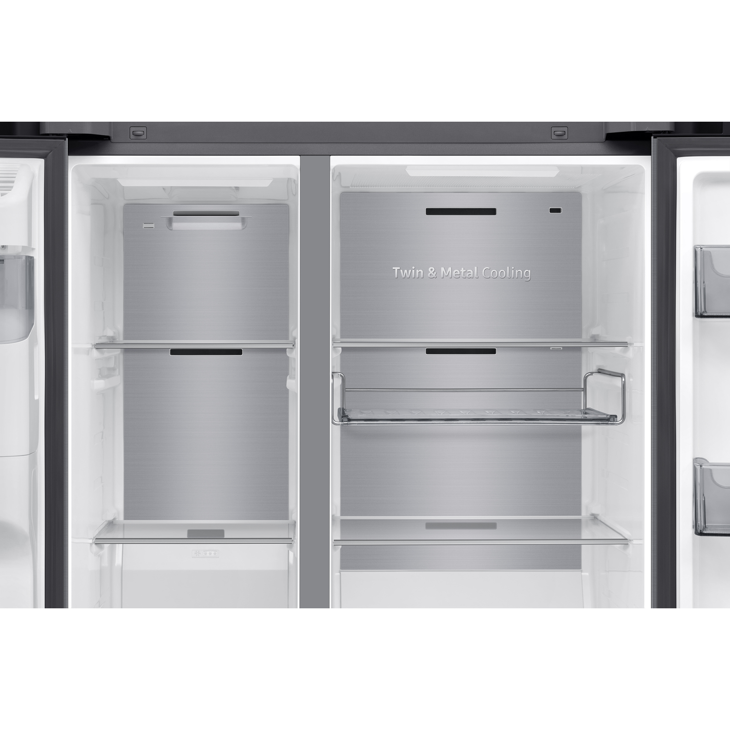 Open koelkastinterieur. Zilveren metalen planken en laden. Twin & Metal Cooling staat erop.