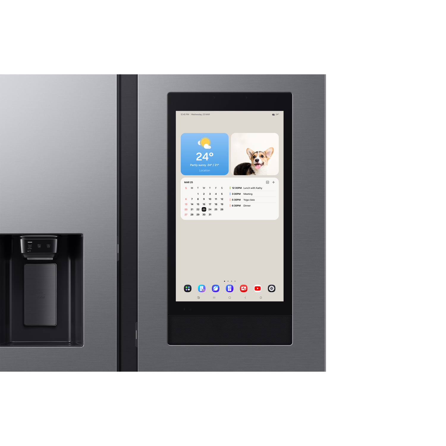 Een koelkast met een tablet die het weer en een foto van een hond weergeeft.
